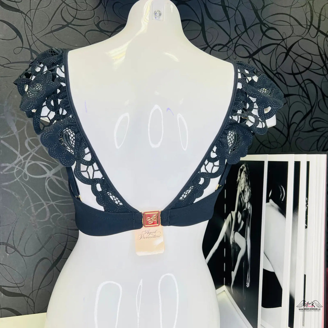 Černá krajková podprsenka na modelu z kolekce Agent Provocateur Díl Plavek Daize