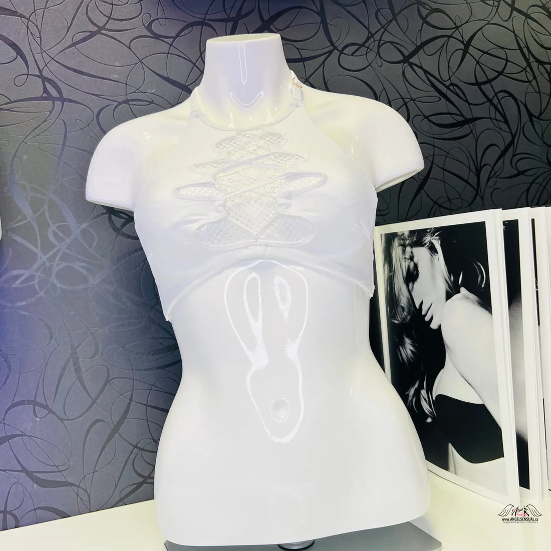 Bílá manekýnská torzo bez paží a hlavy s horním dílem plavek Hatty