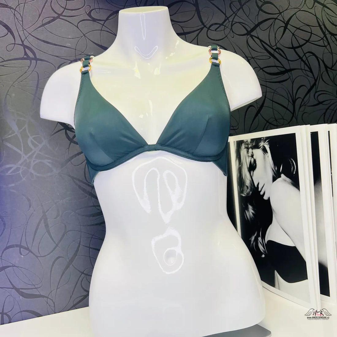 Mannequin s horní díl plavek Kayla a obrázek ženy z kolekce Agent Provocateur