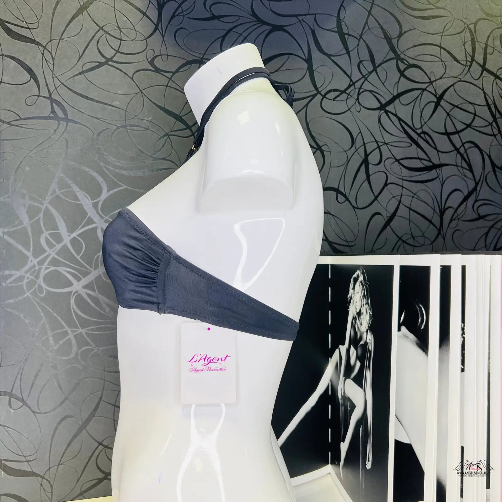 Šedý bezramínkový podprsenka na figuríně, ideální jako elegantní horní díl plavek