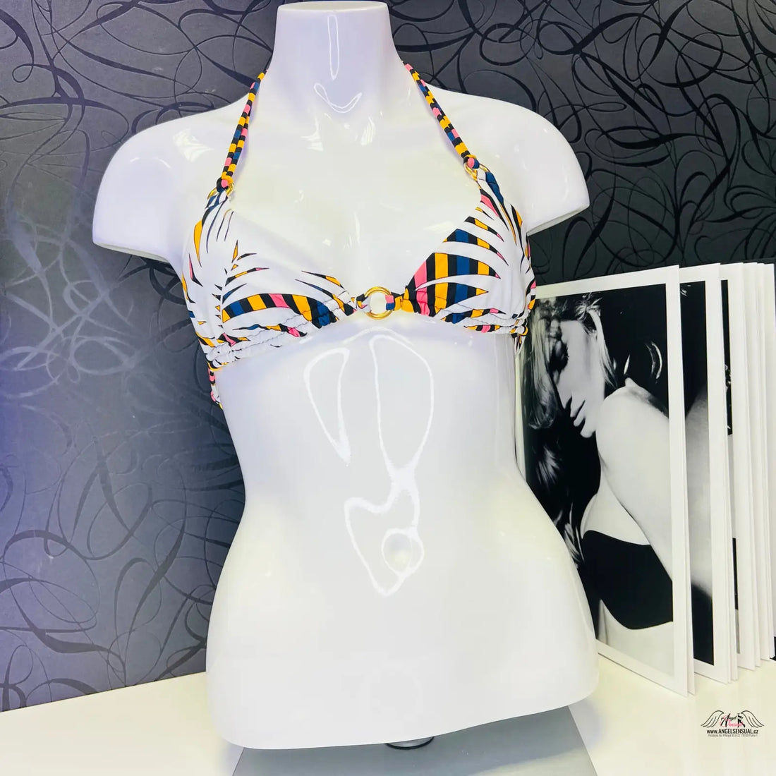 Mannequin s barevný horní díl plavek Agent Provocateur Malisa s ozdobnými zlatými kroužky