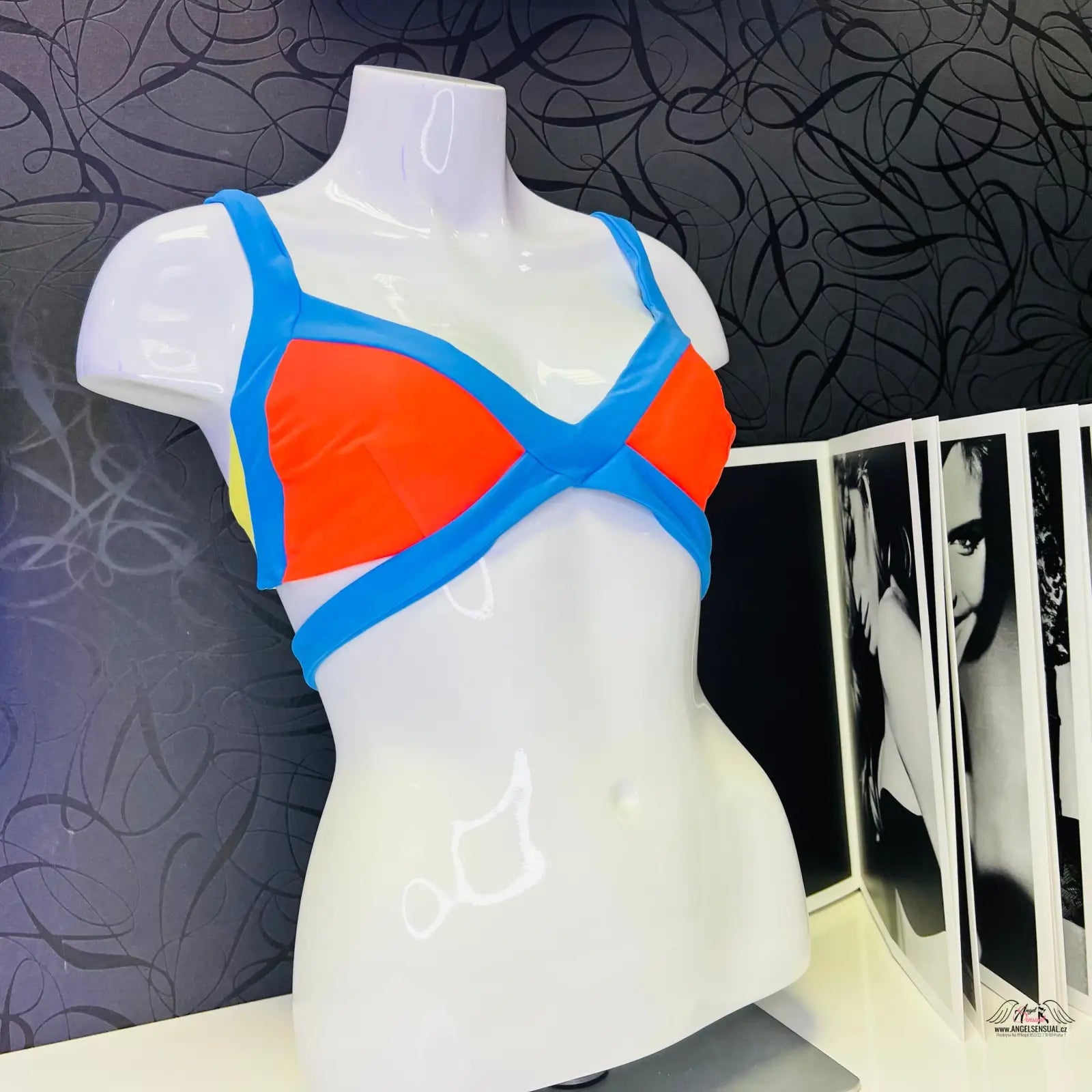 Mannequin torso v pestrobarevném horním díle plavek Mazzy s pohodlným zapínáním