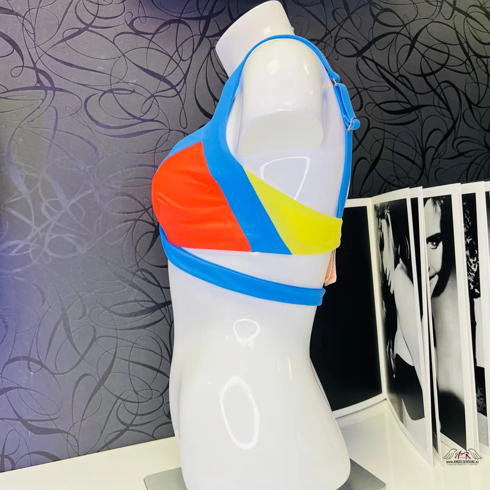 Colorful pestrobarevným horním dílem plavek s pohodlným zapínáním na bílém modelu