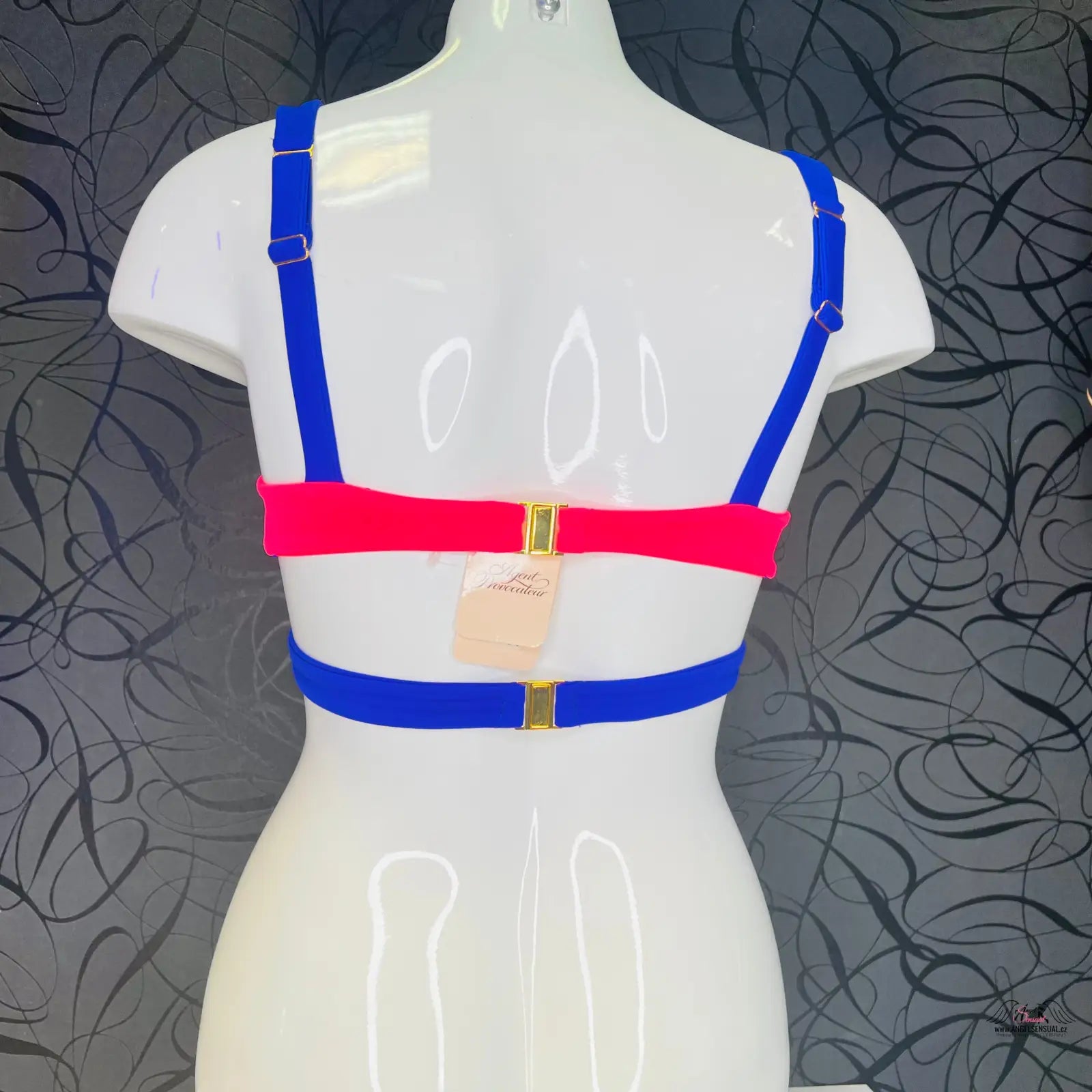Colorful harness-style horní díl plavek Mazzy s modrými popruhy a červeným pruhem