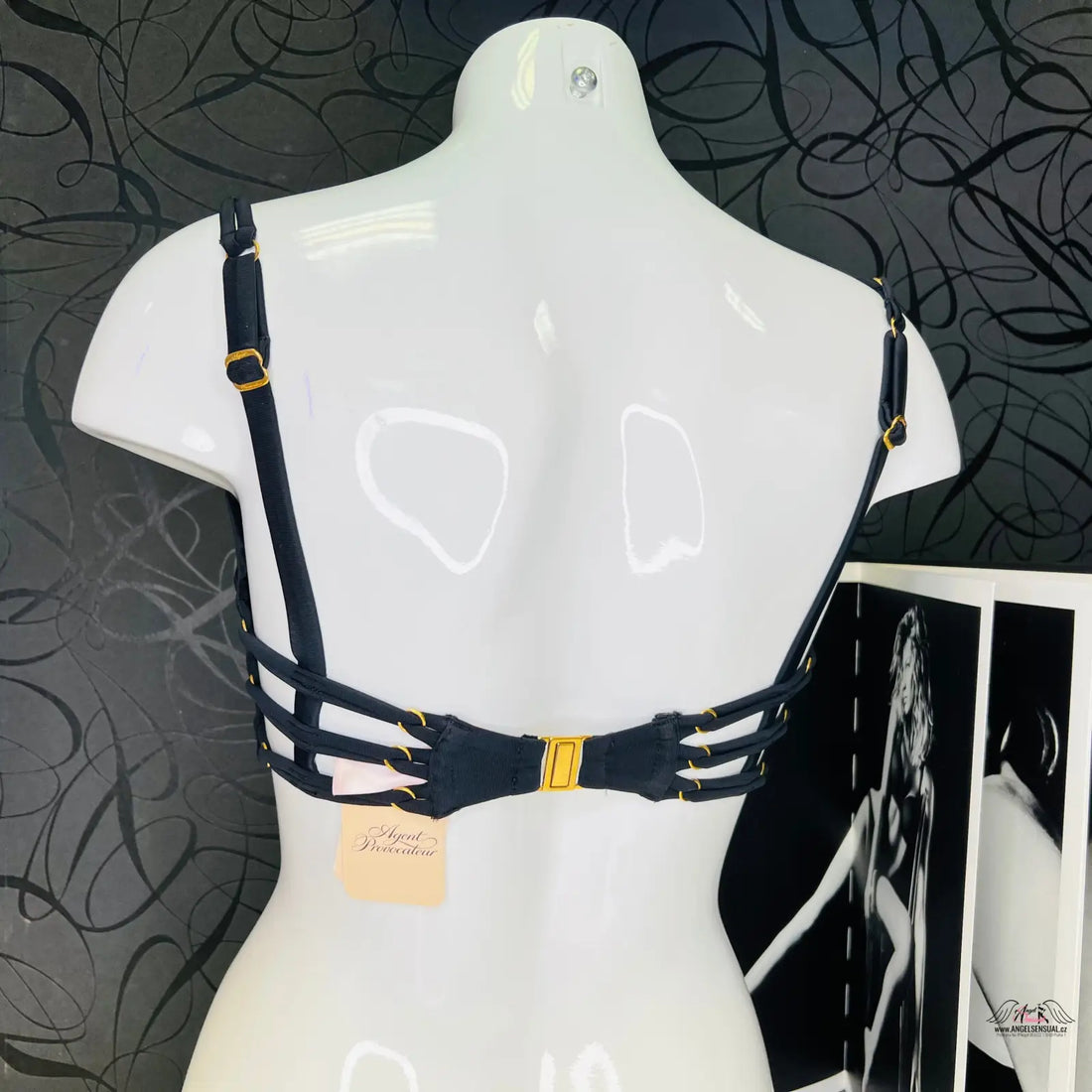 Black horní díl plavek s ozdobnými proužky a zlatým hardwarem, dílem plavek Montano