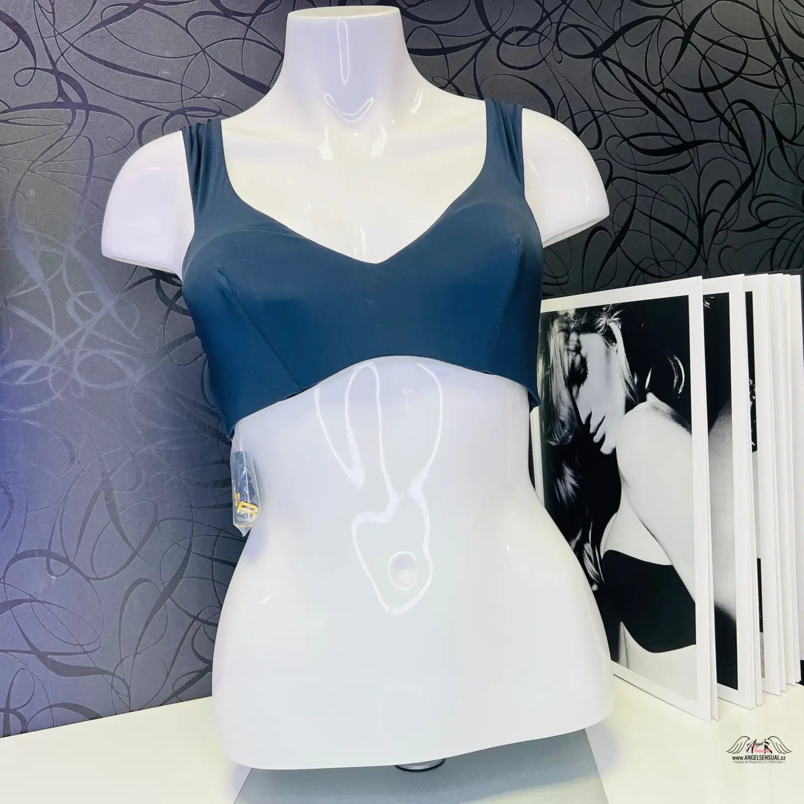 Tmavě modrý horní díl plavek Pia Komfort na bílé figuríně, ideální pro plavek pia komfort