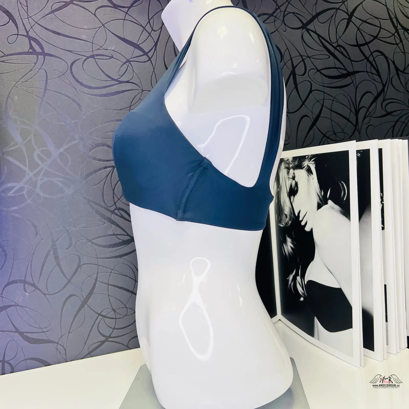 Blue sports bra na bílém manekýnu, horní díl plavek Pia komfort, tmavě modrý horní díl
