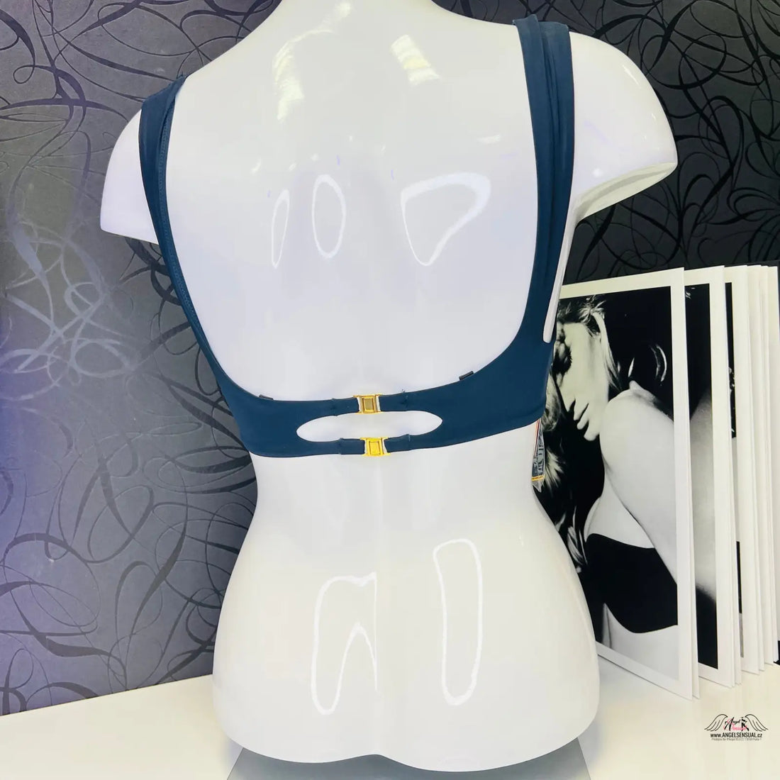 Bílý manekýn s tmavě modrým horním dílem plavek Pia Komfort