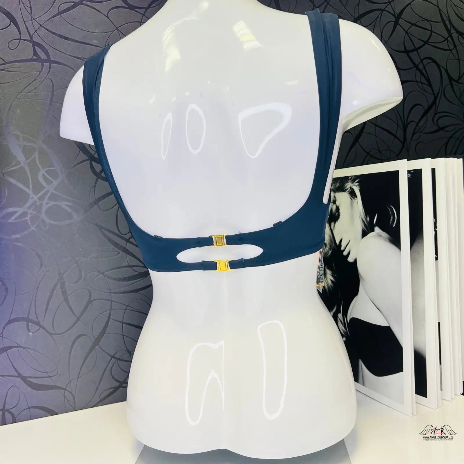 Bílý manekýn s tmavě modrým horním dílem plavek Pia Komfort