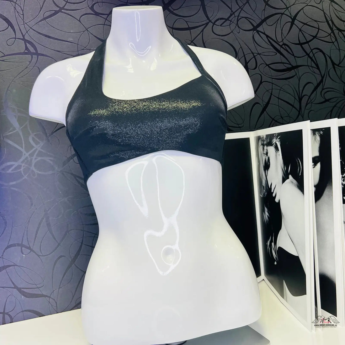 Dark zelený halter styl zářivý horní díl plavek Raven s jemnými odlesky na manekýnu