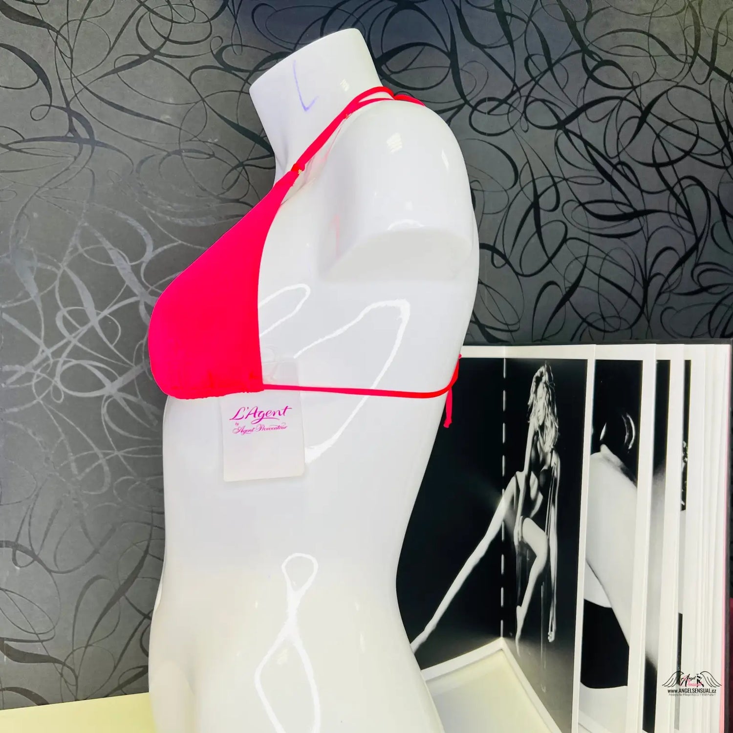 Red bikini top on a mannequin, stylový horní díl plavek with elegantním zavazováním