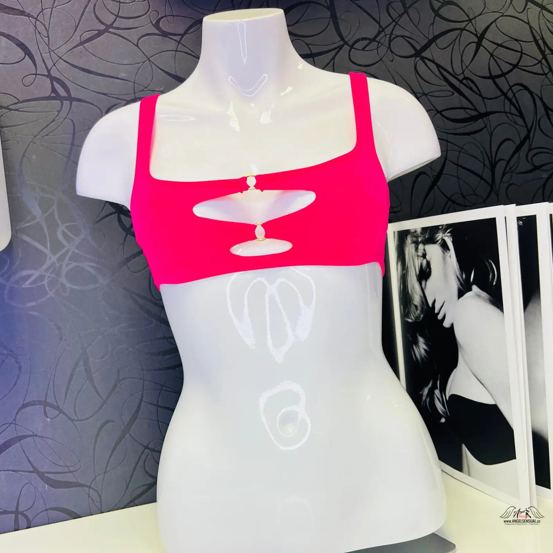 Luxusní růžový horní díl plavek Agent Provocateur Sammie na bílém modelu