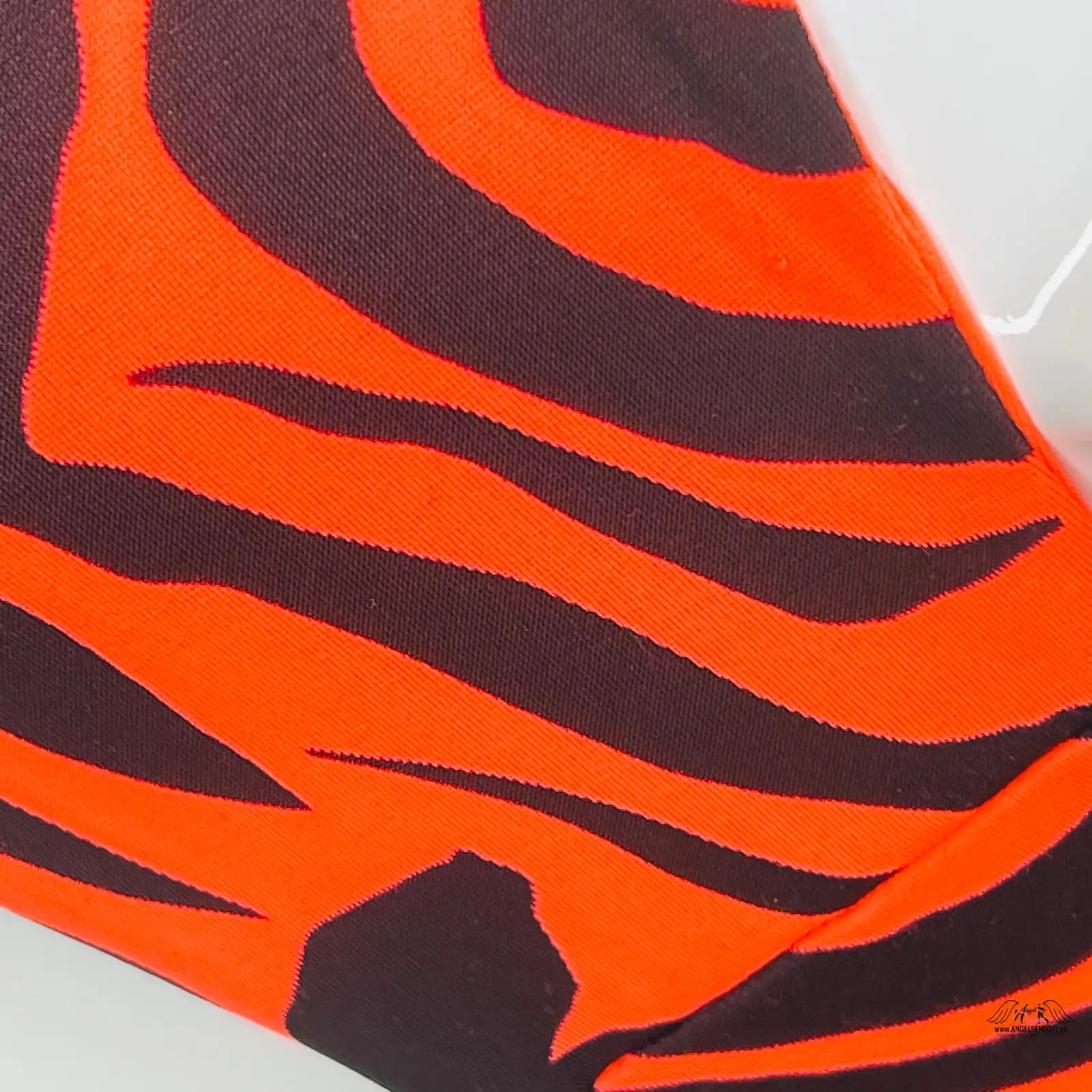 Oranžovo-černý zebra pruhovaný vzor na horním dílu plavek Tori