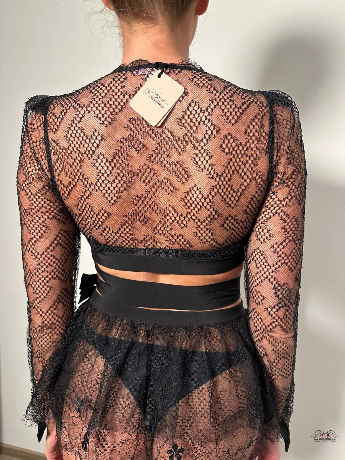Agent Provocateur Elsey Wrap Top v černé krajce s průsvitnými dlouhými rukávy