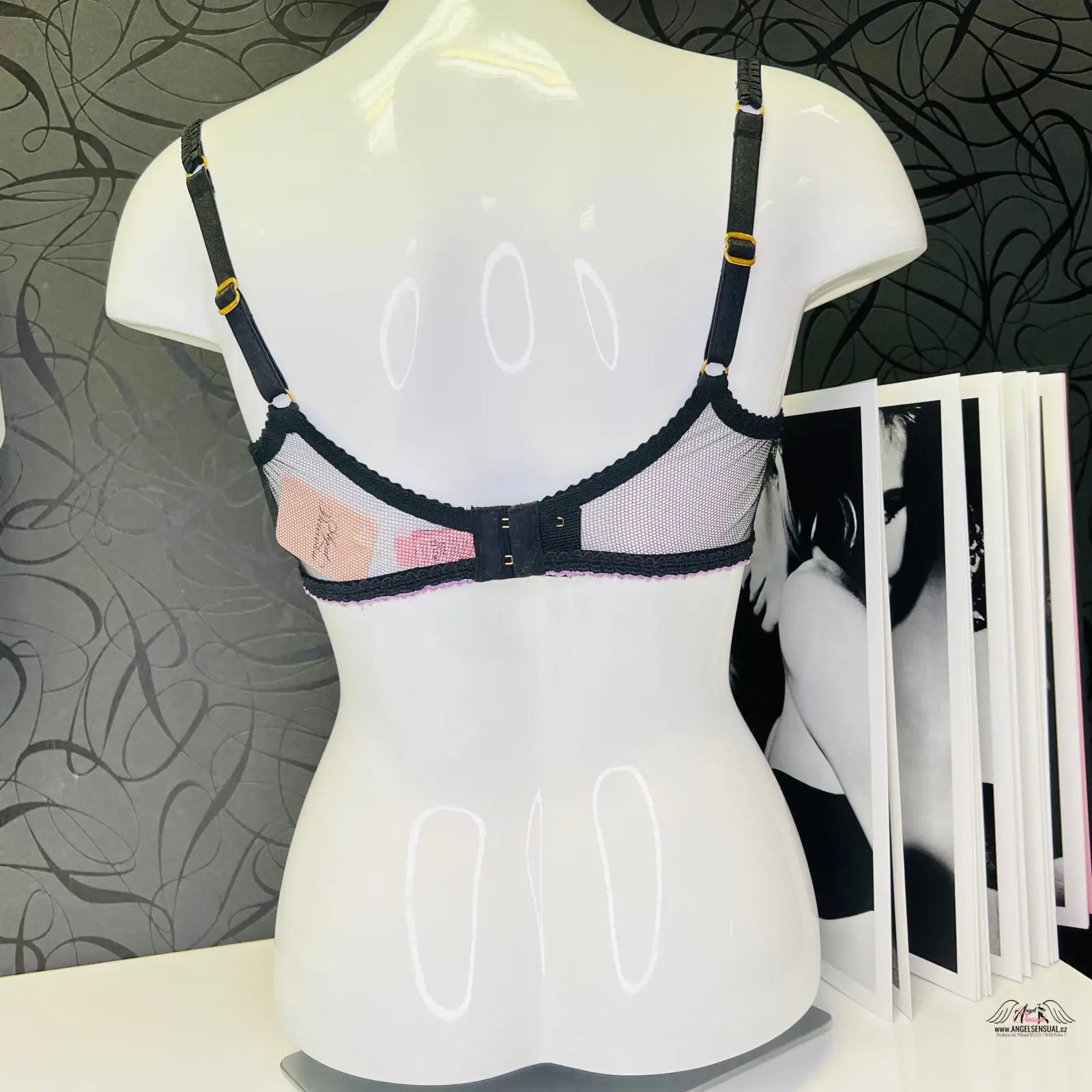 Obrázek modelu s podprsenkou Juniper Black a obrázkem kočky, Agent Provocateur Juniper Black