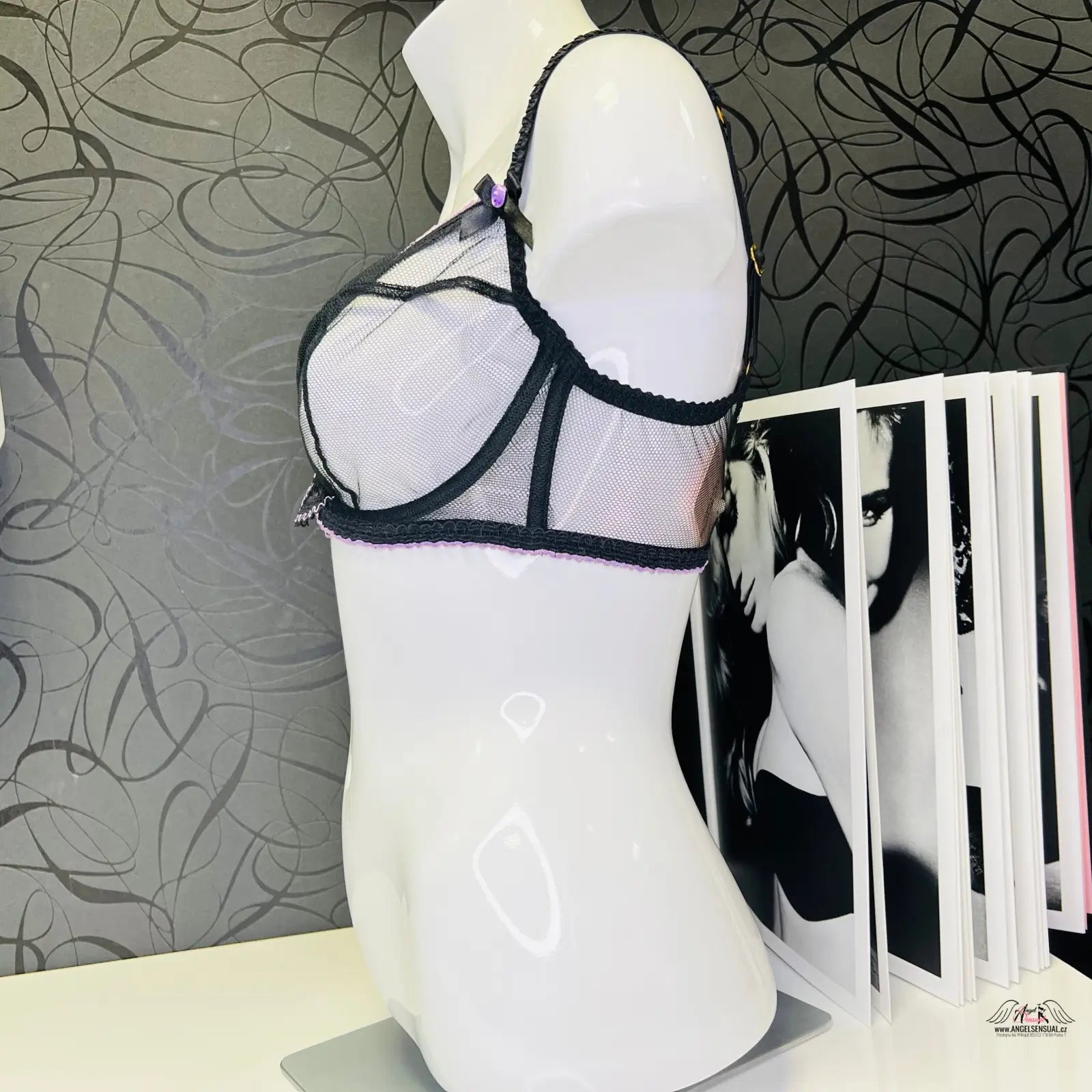 Manekýn s černobílou podprsenkou Juniper Black od Agent Provocateur Juniper Black