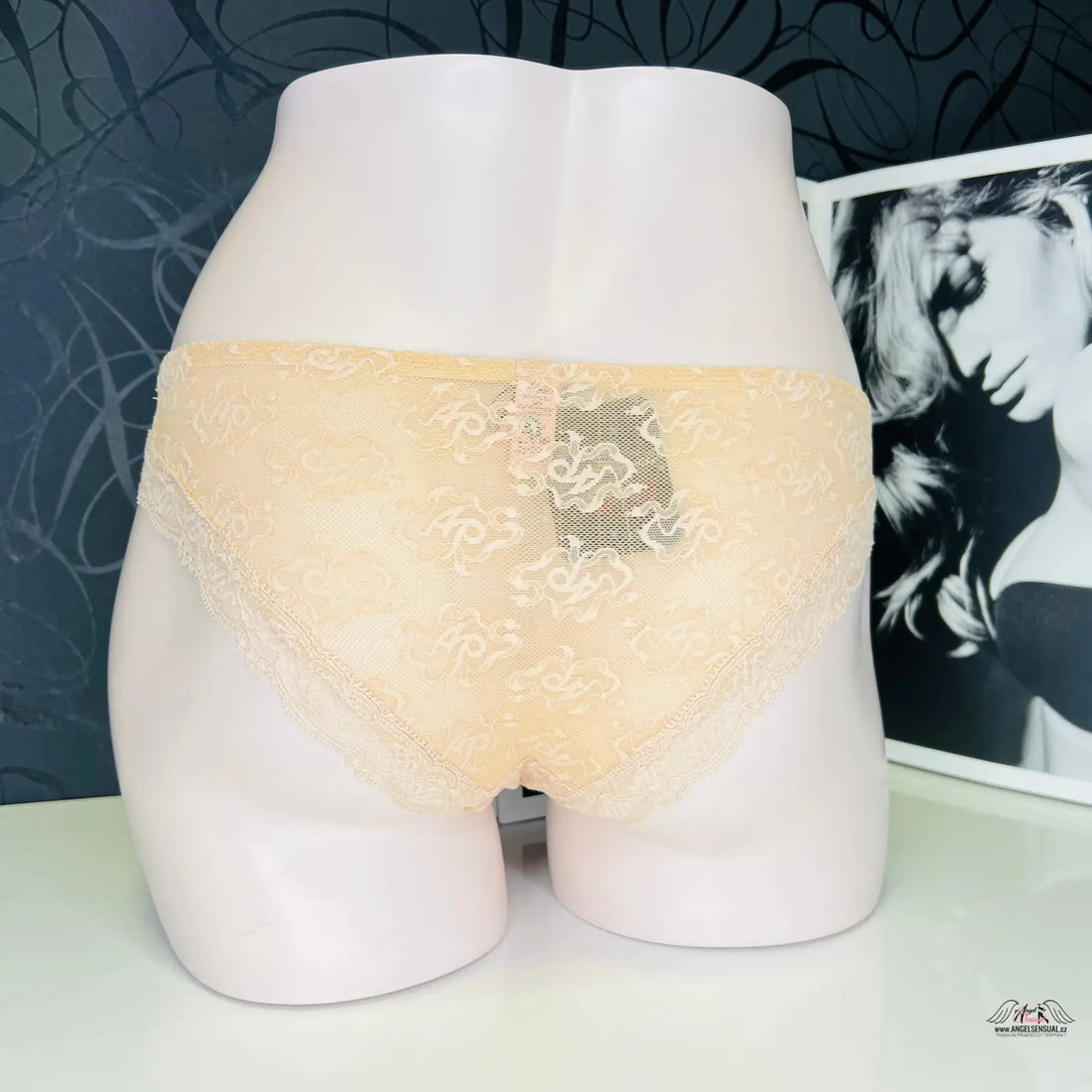 Manekýn s bílým vyšíváním kalhotky Ambrose inspirované Victoria’s Secret od Agent Provocateur