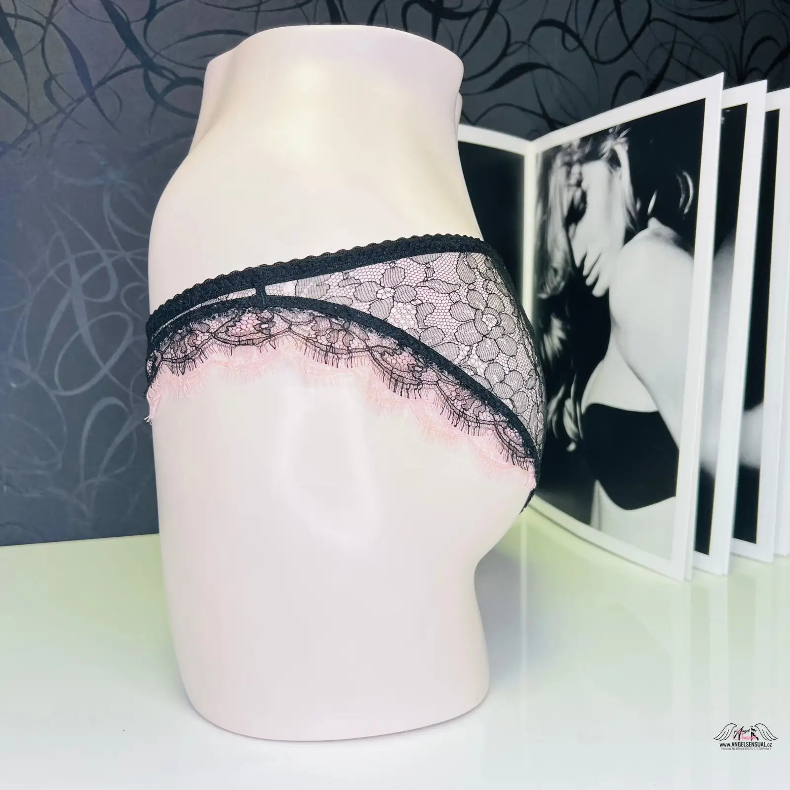 Pink a černé kalhotky Ariel s jemnými krajkovými volánky na manekýnu