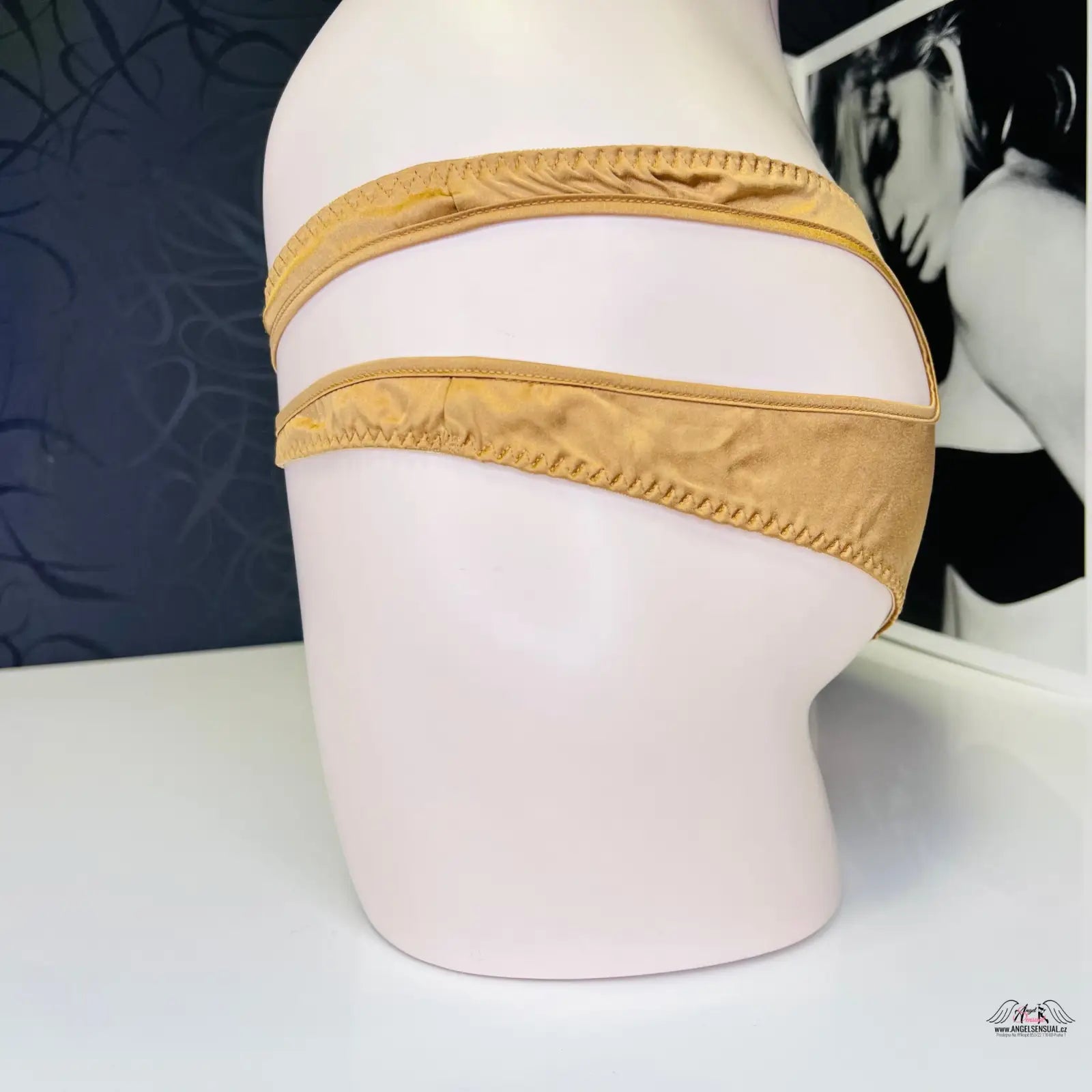 Agent Provocateur Astra Soiree asymetrické kalhotky s všitými ozdobami, tan double-strap