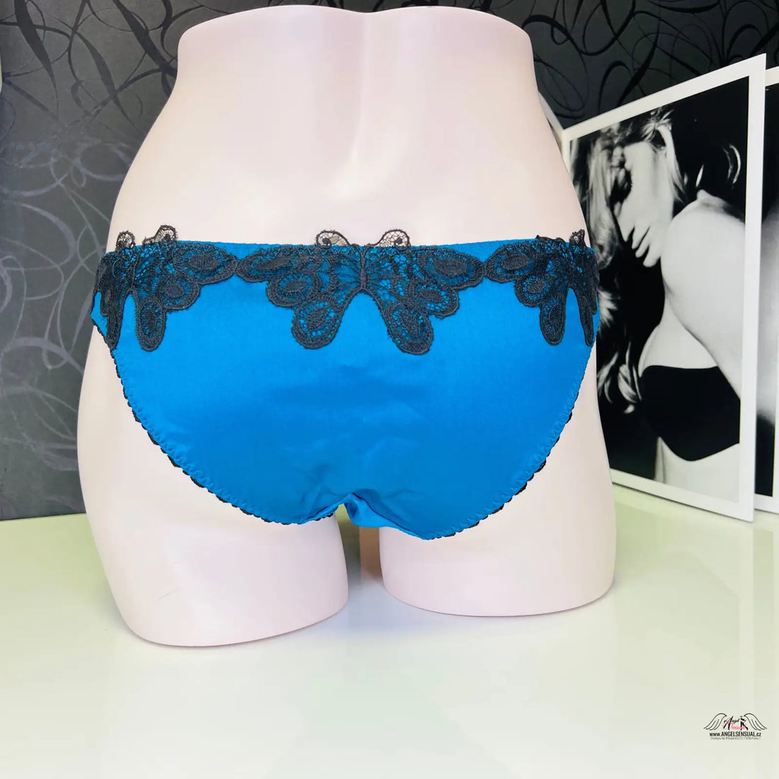 Modré a černé krajkové kalhotky Agent Provocateur Aymee ve stylu agent provocateur
