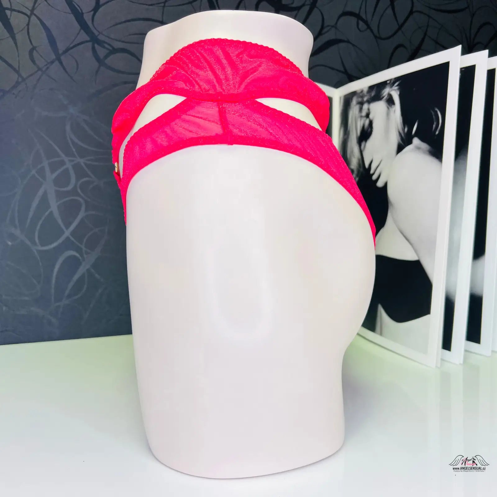 Bílá váza s růžovou stuhou, součást Agent Provocateur Kalhotky Bar vysokým pasem