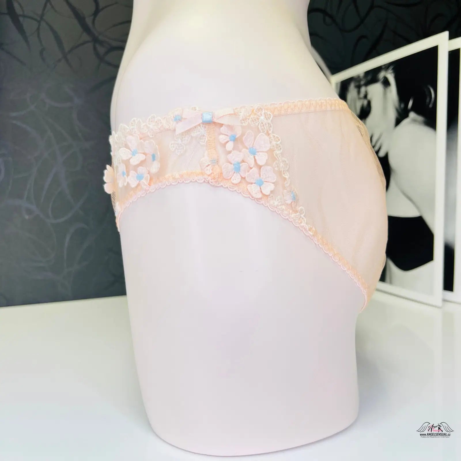 Agent Provocateur Kalhotky Bethanie v broskvové barvě s květinovým lemem, apparel & accessories