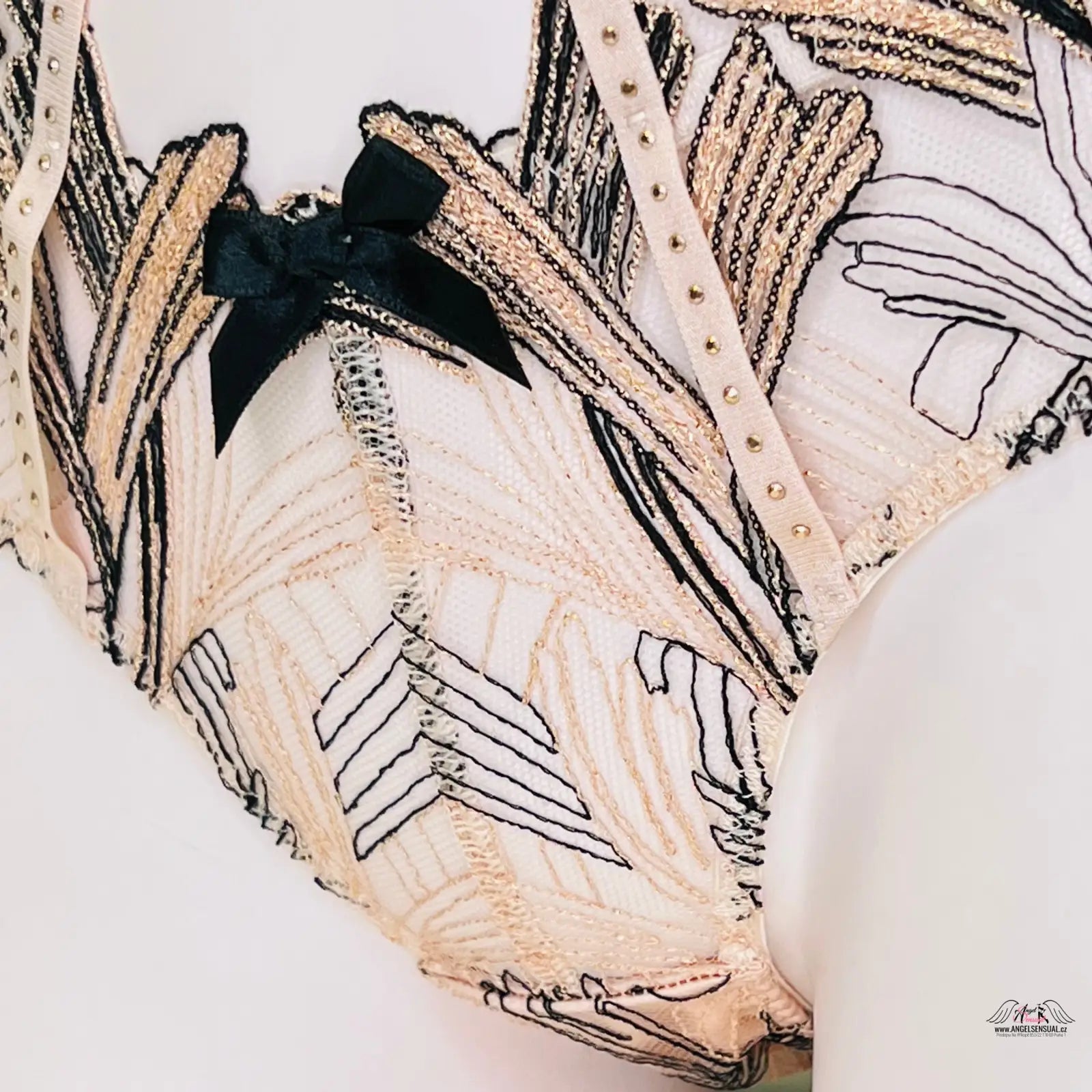 Embroidered kalhotky Christalina s ozdobnými pásky a zlatými detaily s černou mašlí