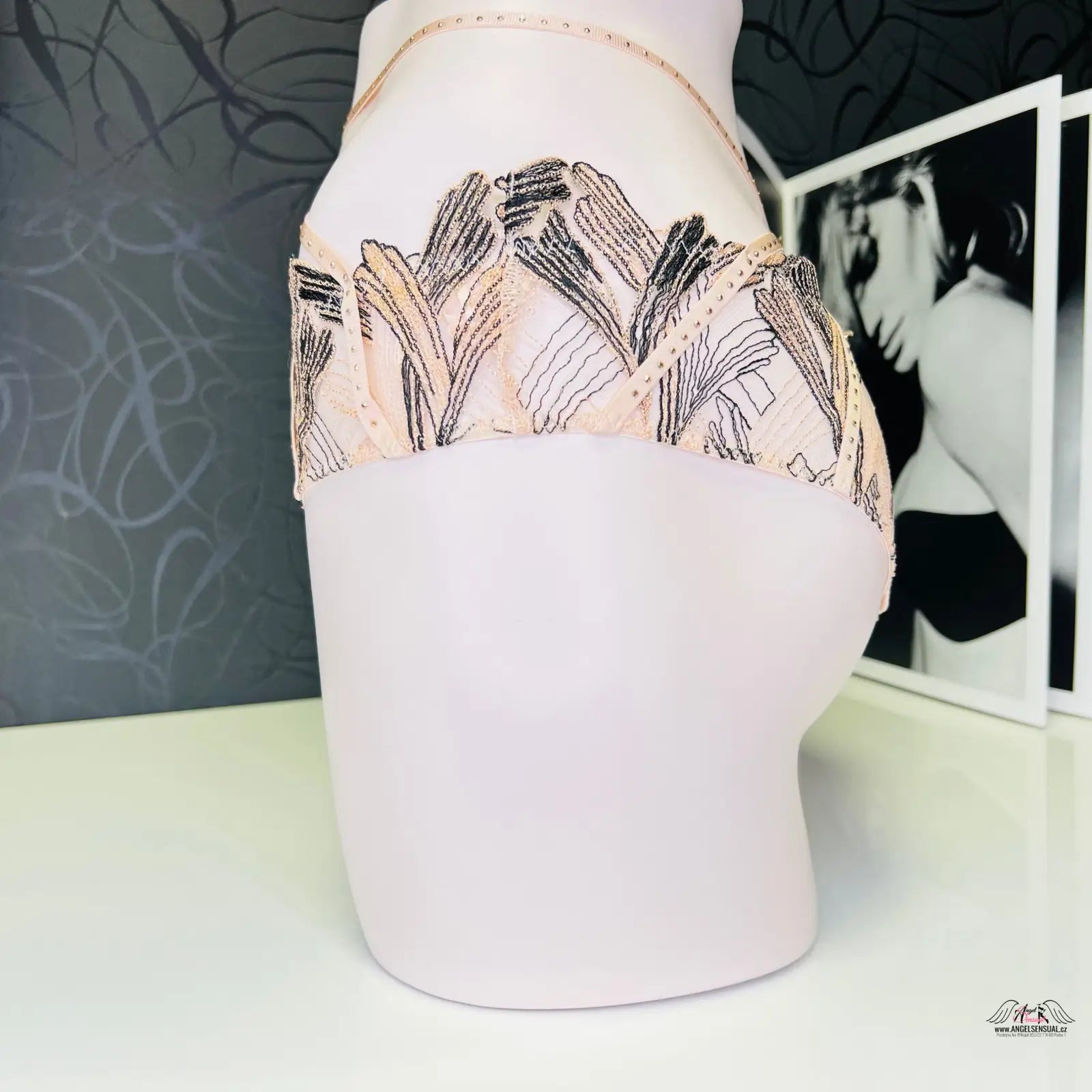 Floral embroidered lingerie kalhotky Christalina s zlatými detaily a ozdobnými pásky