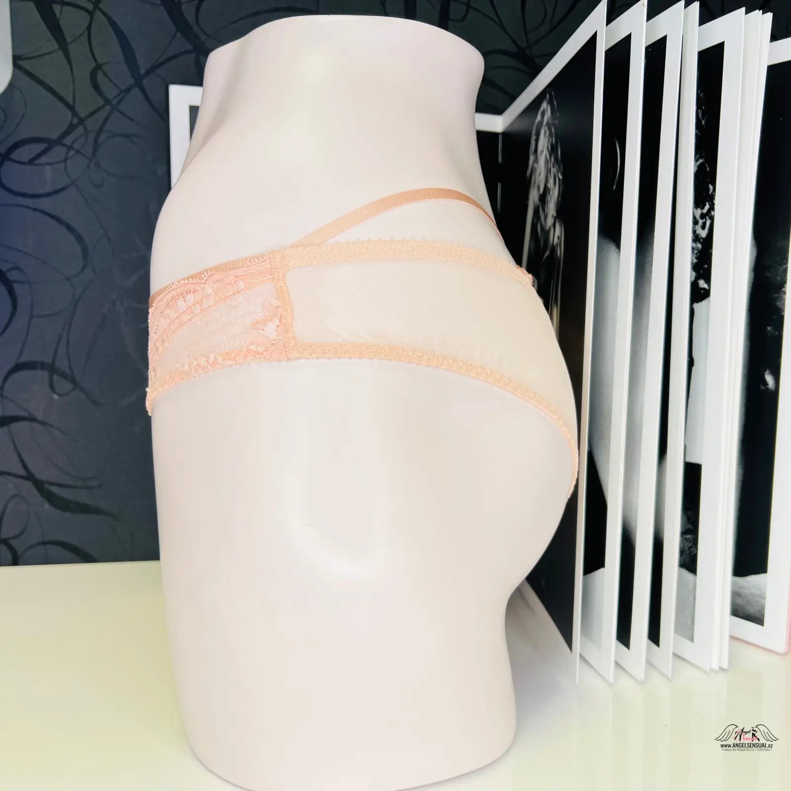Svůdné kalhotky Agent Provocateur Kalhotky Essie na figuríně v meruňkové barvě