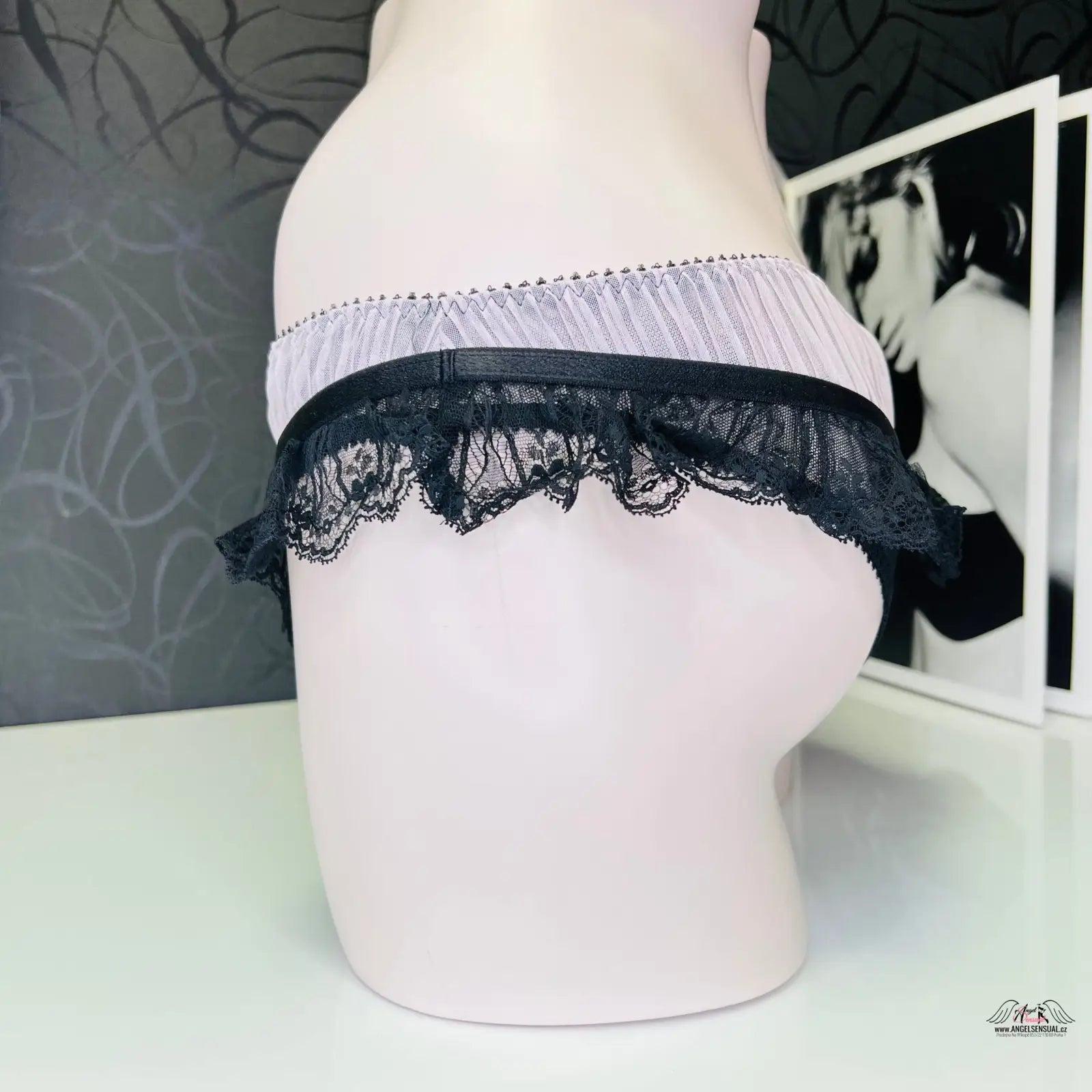 Lace-trimmed lingerie on a mannequin for Agent Provocateur Kalhotky Fifi with krajkovými volánky a černou mašličkou