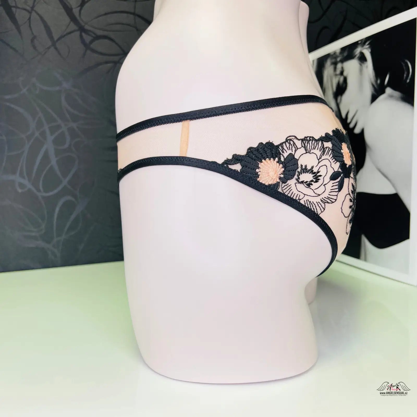 Floral embroidered women’s underwear Agent Provocateur Kalhotky Janie s všitými květinami