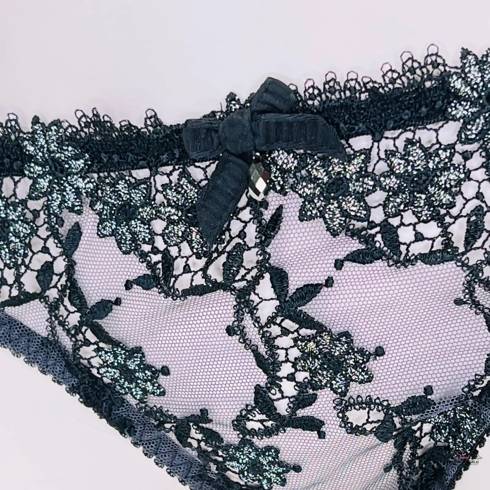 Černé krajkové kalhotky Kiah s ozdobnou mašlí a stříbrnými doplňky