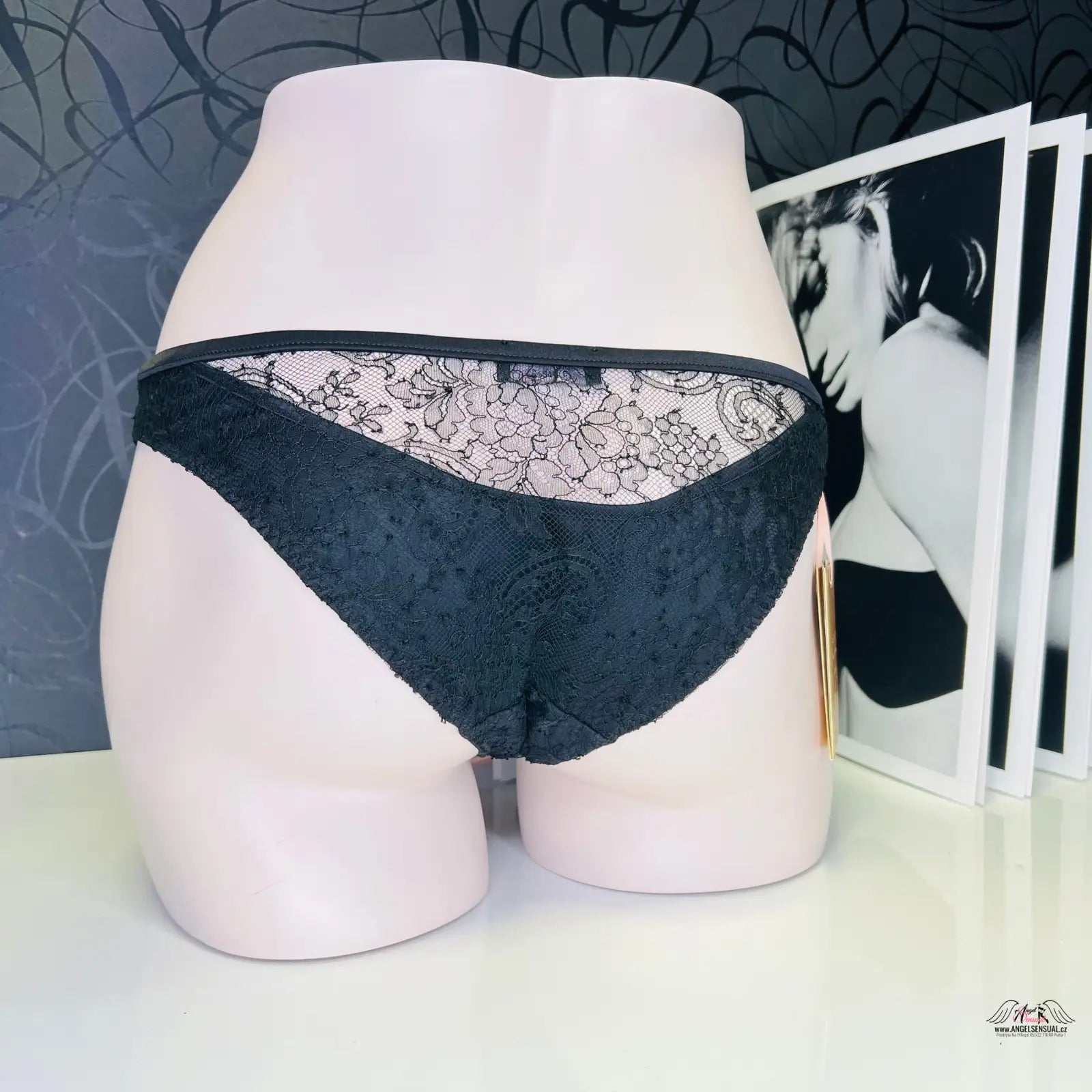 Black krajkové a síťované kalhotky Klaudia od Agent Provocateur na bílém modelu