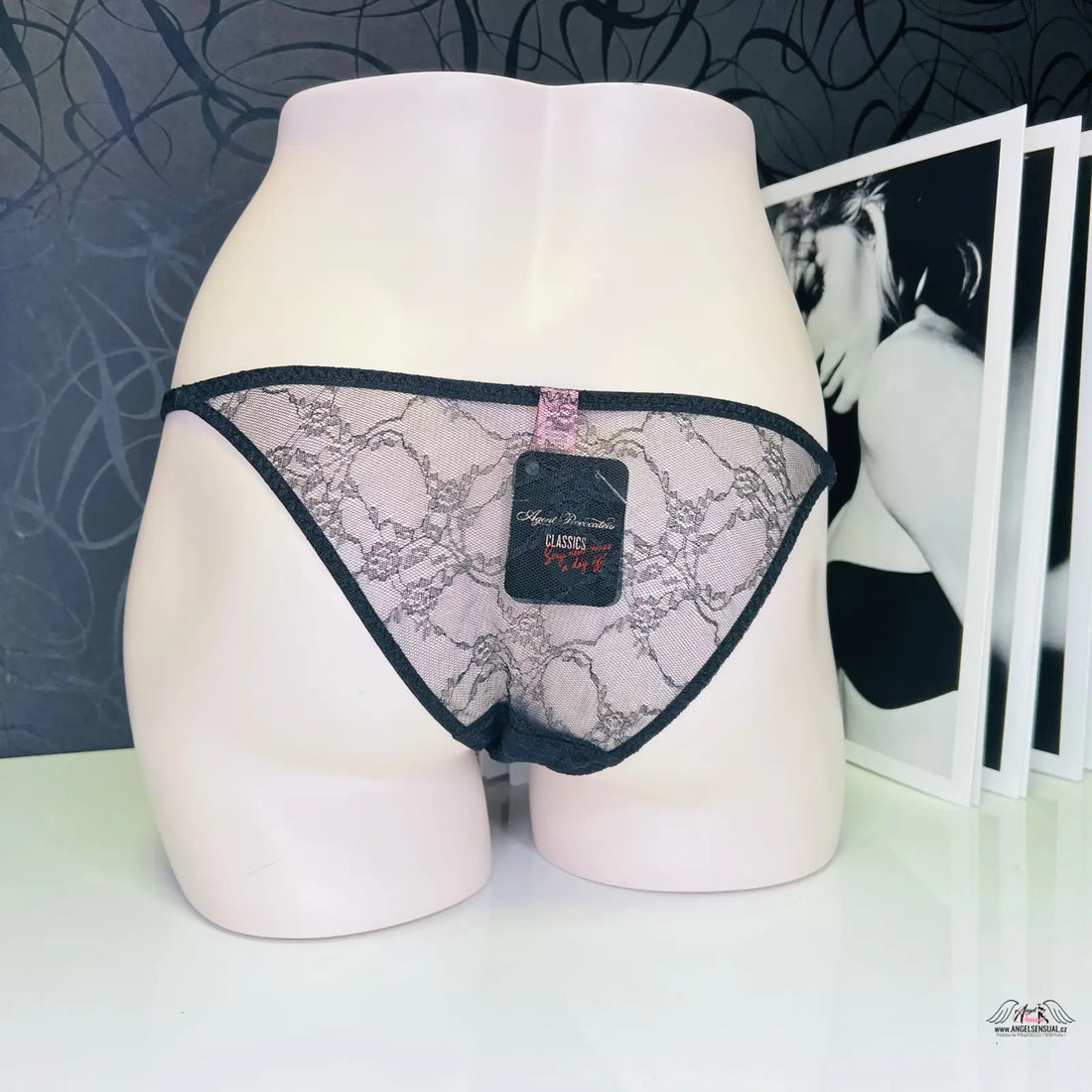 Pinkové krajkové kalhotky Laretta s černým lemem a štítkem od Agent Provocateur