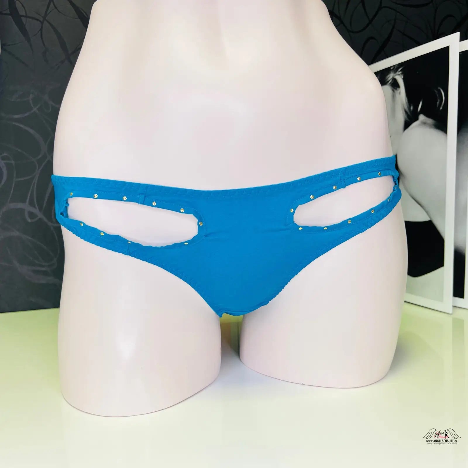 Blue kalhotky Liza s cutout detaily na bílém manekýnu, tyrkysové strečové hedvábí a zlaté cvočky