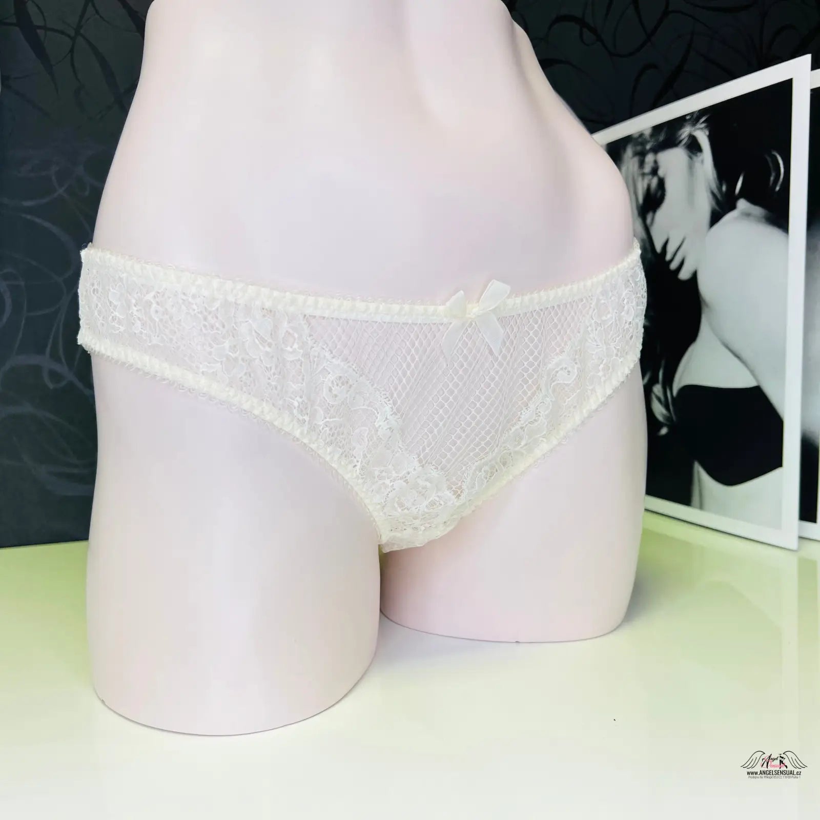 Lace-trimmed ivory síťované kalhotky Agent Provocateur Kalhotky Lyla s ozdobnou mašlí