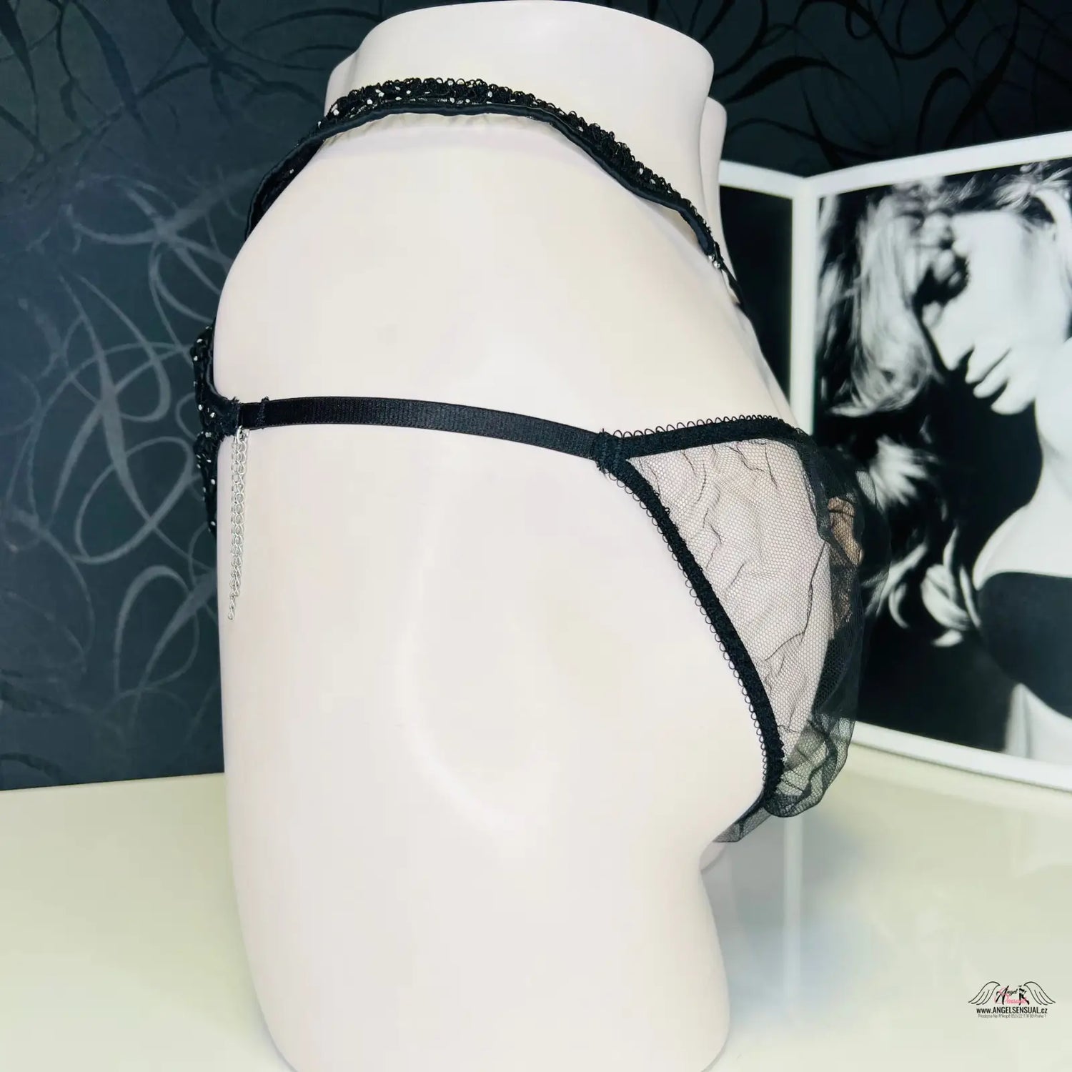 Black lace kalhotky Madge Big s stříbrnými korálky na elegantním Agent Provocateur setu