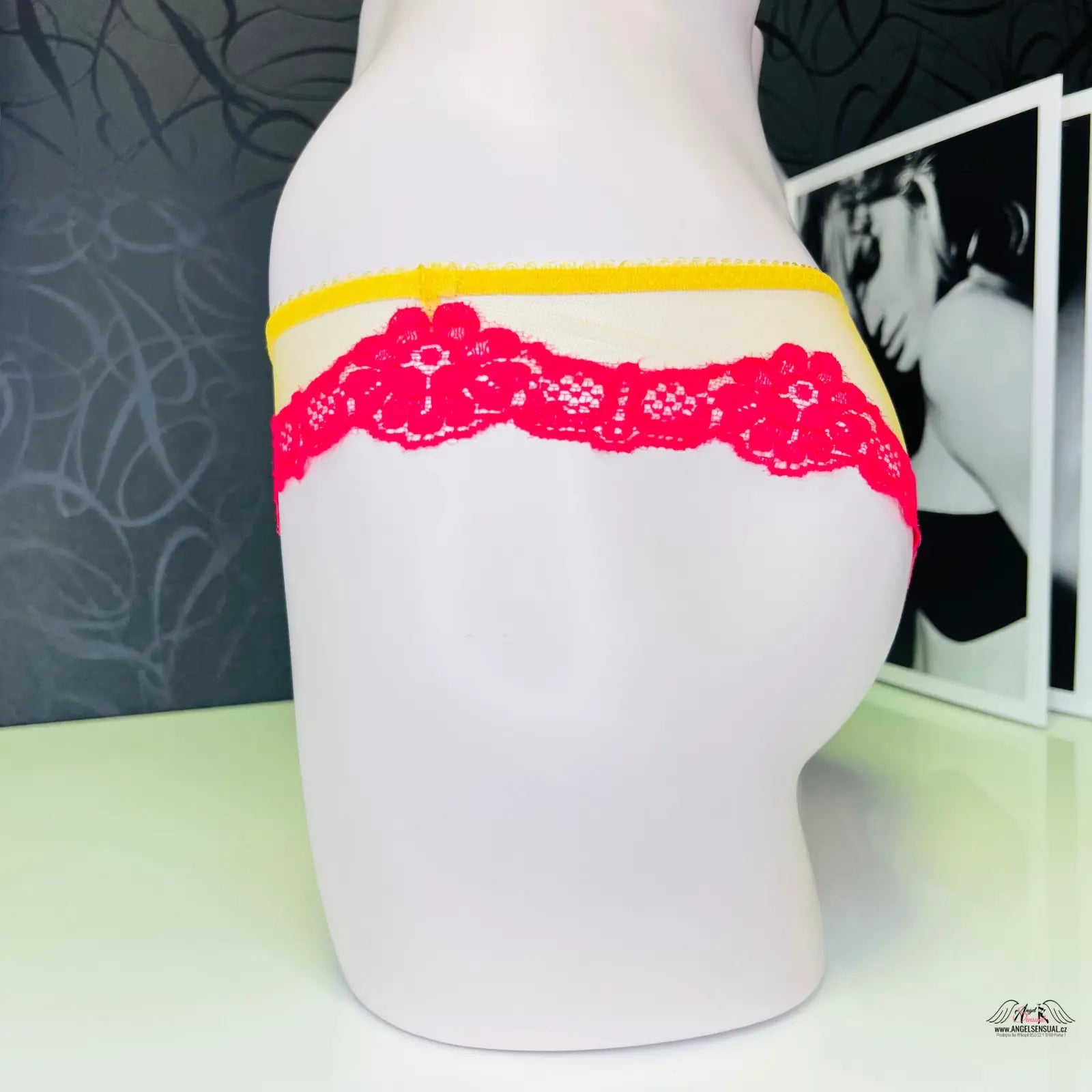 Váza s růžovým krajkovým páskem na produkt Agent Provocateur Myranda brief