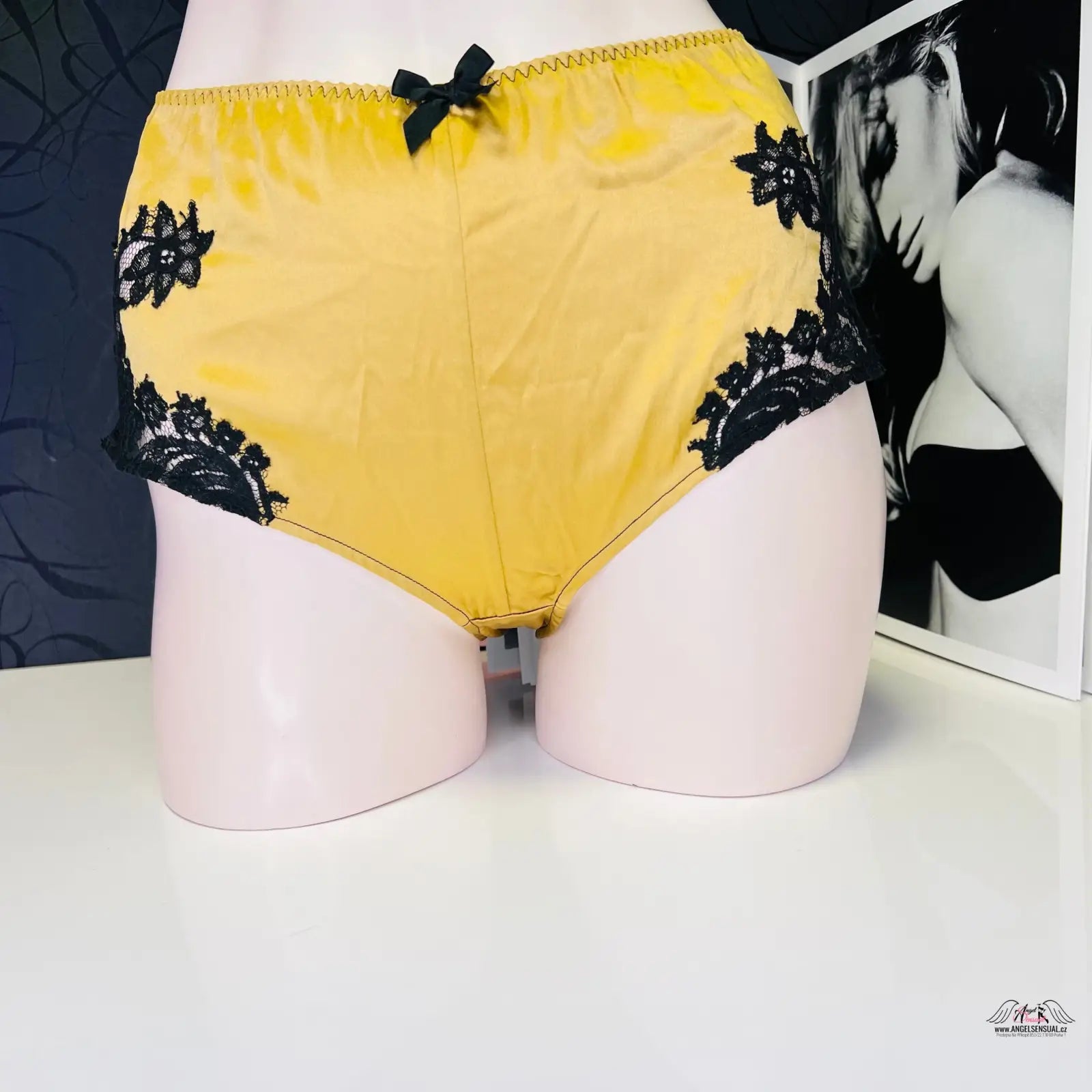 Mustard-yellow satin nohavičkové kalhotky Nayeli s černou krajkou, luxusní nohavičkové kalhotky
