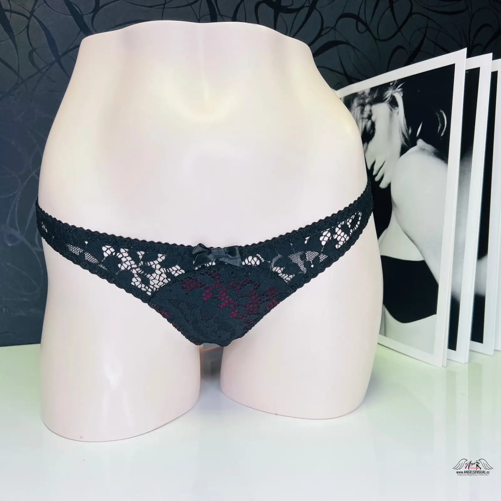Black krajkové kalhotky Agent Provocateur Kalhotky Nicolle na bílé figuríně