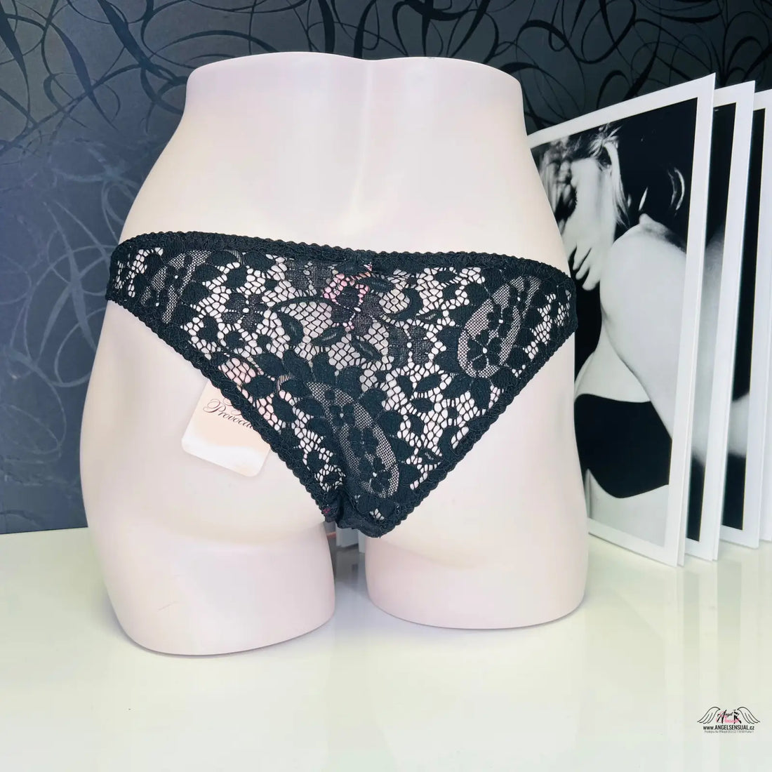 Krajkové kalhotky Agent Provocateur Kalhotky Nicolle na figuríně, pevnějšího materiálu