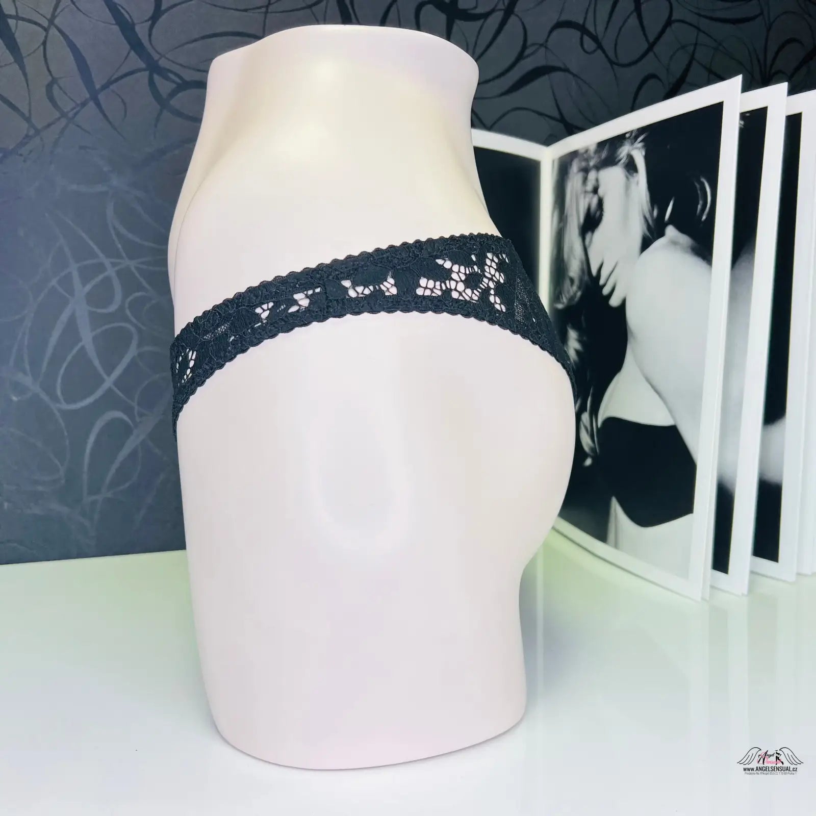 Bílá keramická nebo porcelánová váza s černou krajkovou páskou, součást kalhotky Nicolle