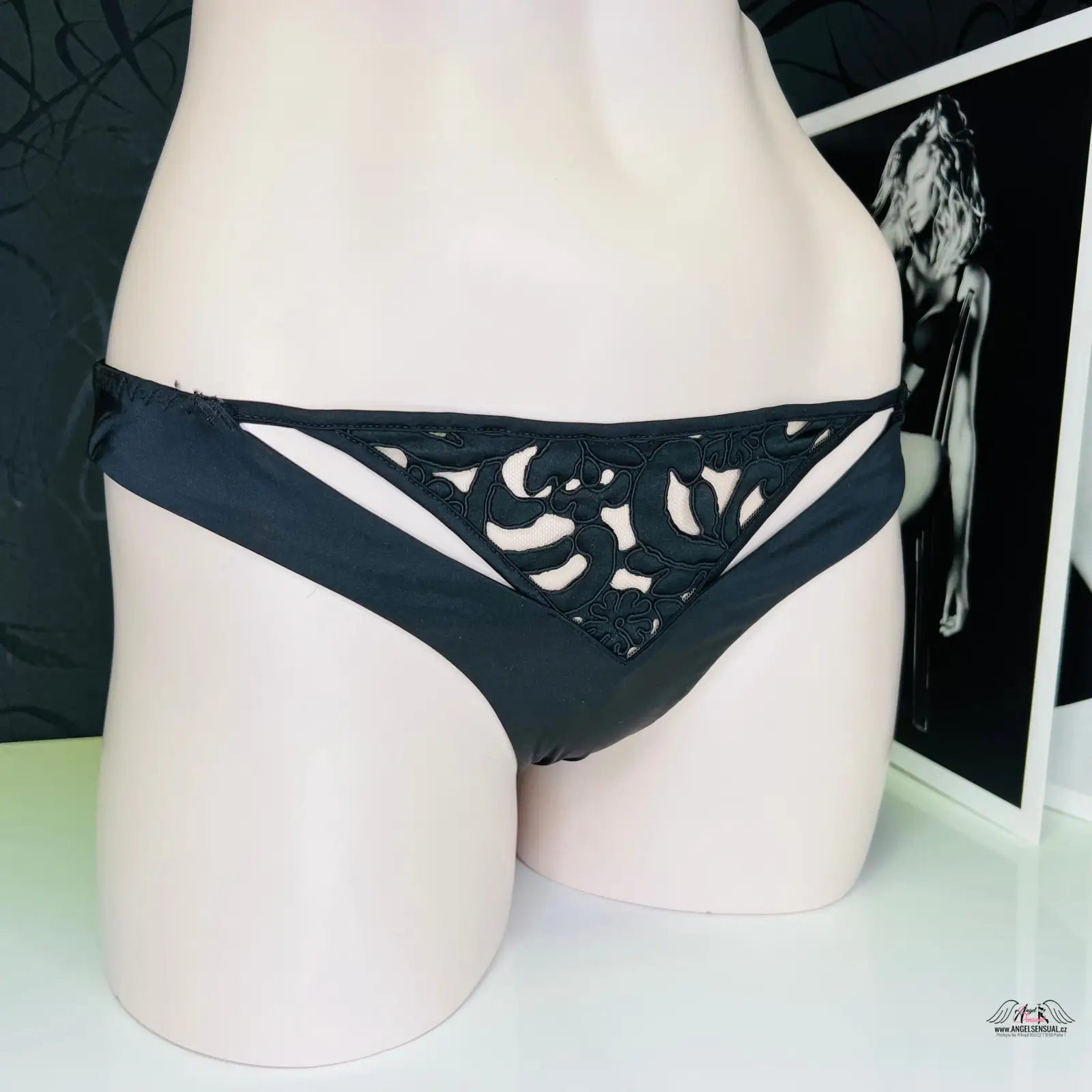Black lace-trimmed kalhotky ordella svádivé kalhotky ordella pro elegantní vzhled