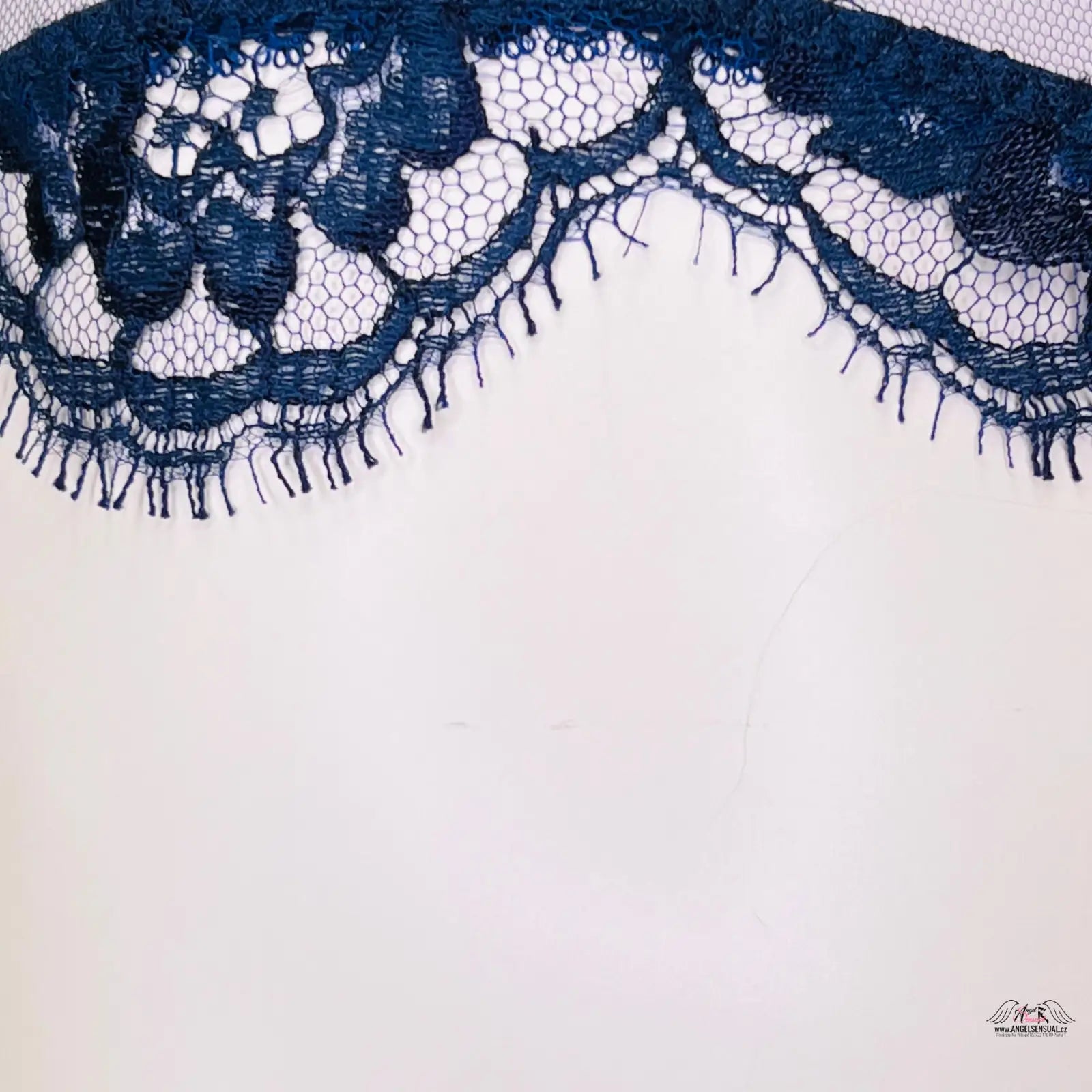 Dark blue jemnou krajkou kalhotky Piper od Agent Provocateur pro elegantní vzhled