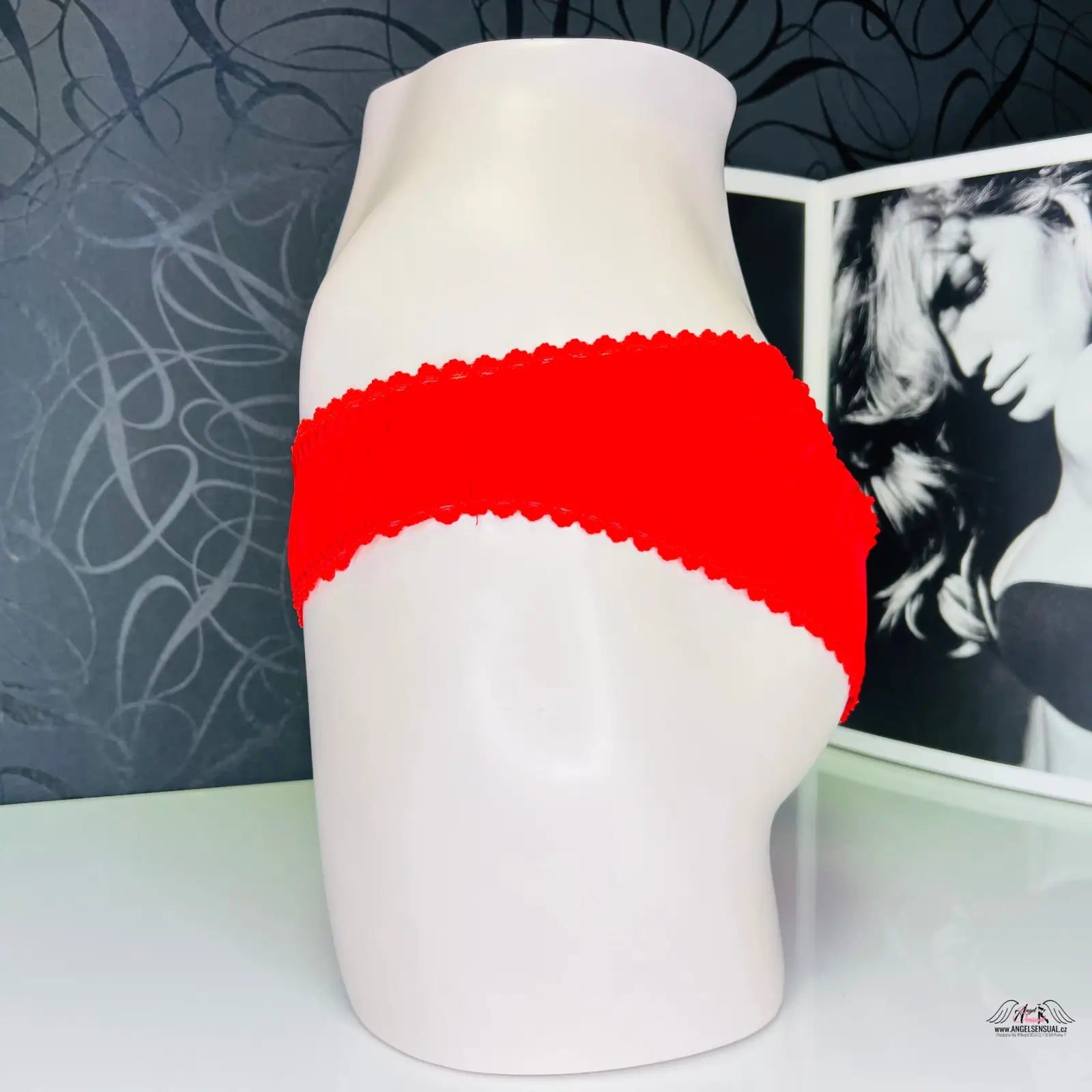 Agent Provocateur svůdné Červené kalhotky na figuríně, elegantní a sexy design