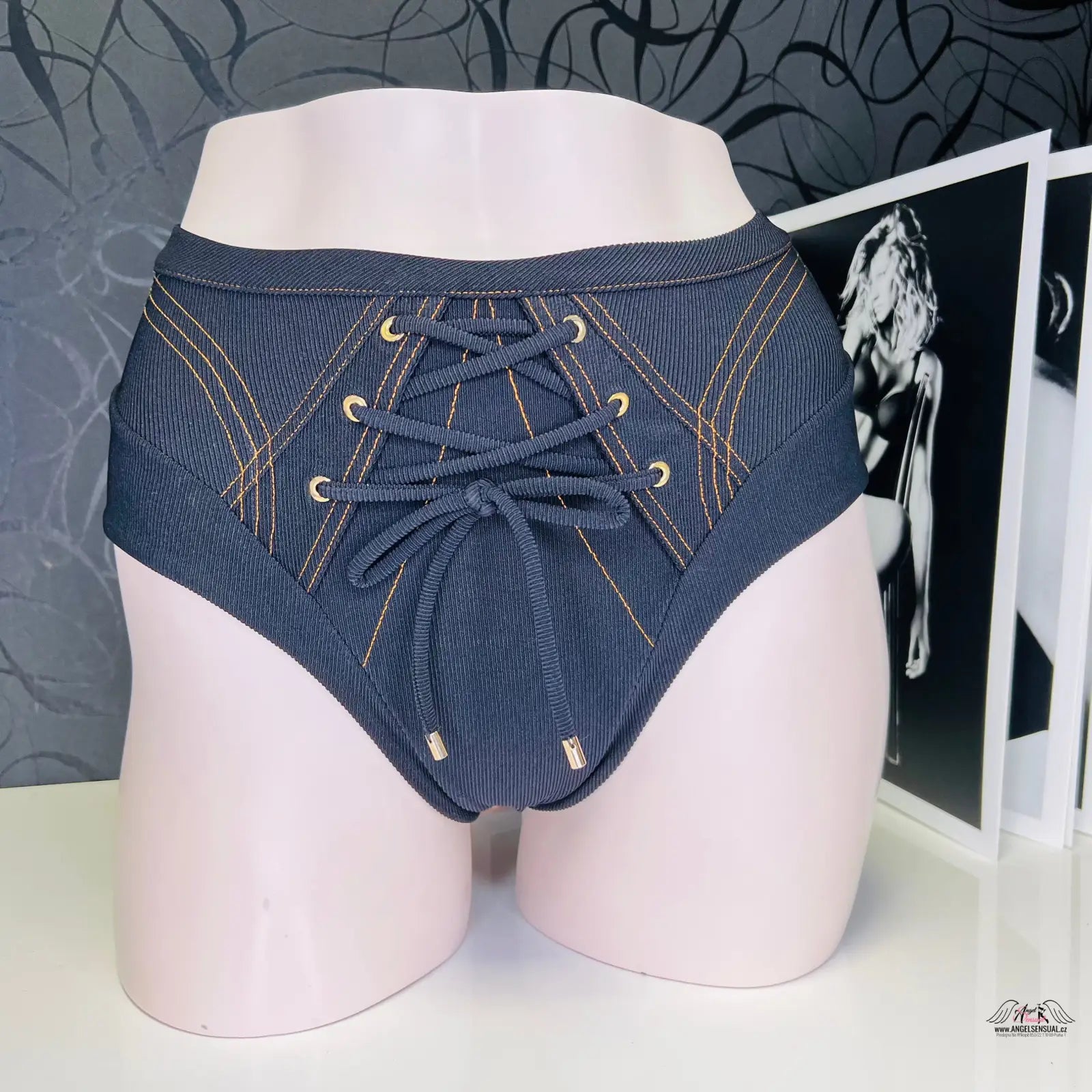 Modré kalhotky Safiya od Agent Provocateur s pevnějším materiálem