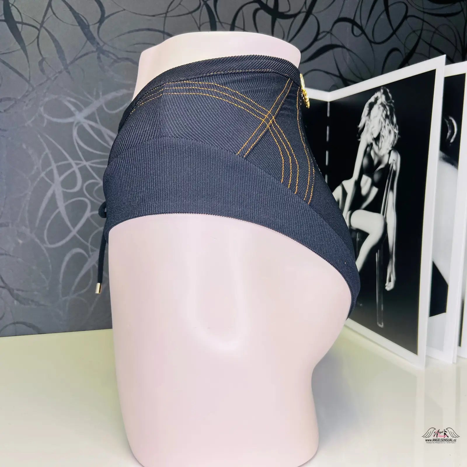 Black and gold high-waisted shorts kalhotky Safiya z pevnějšího materiálu Agent Provocateur