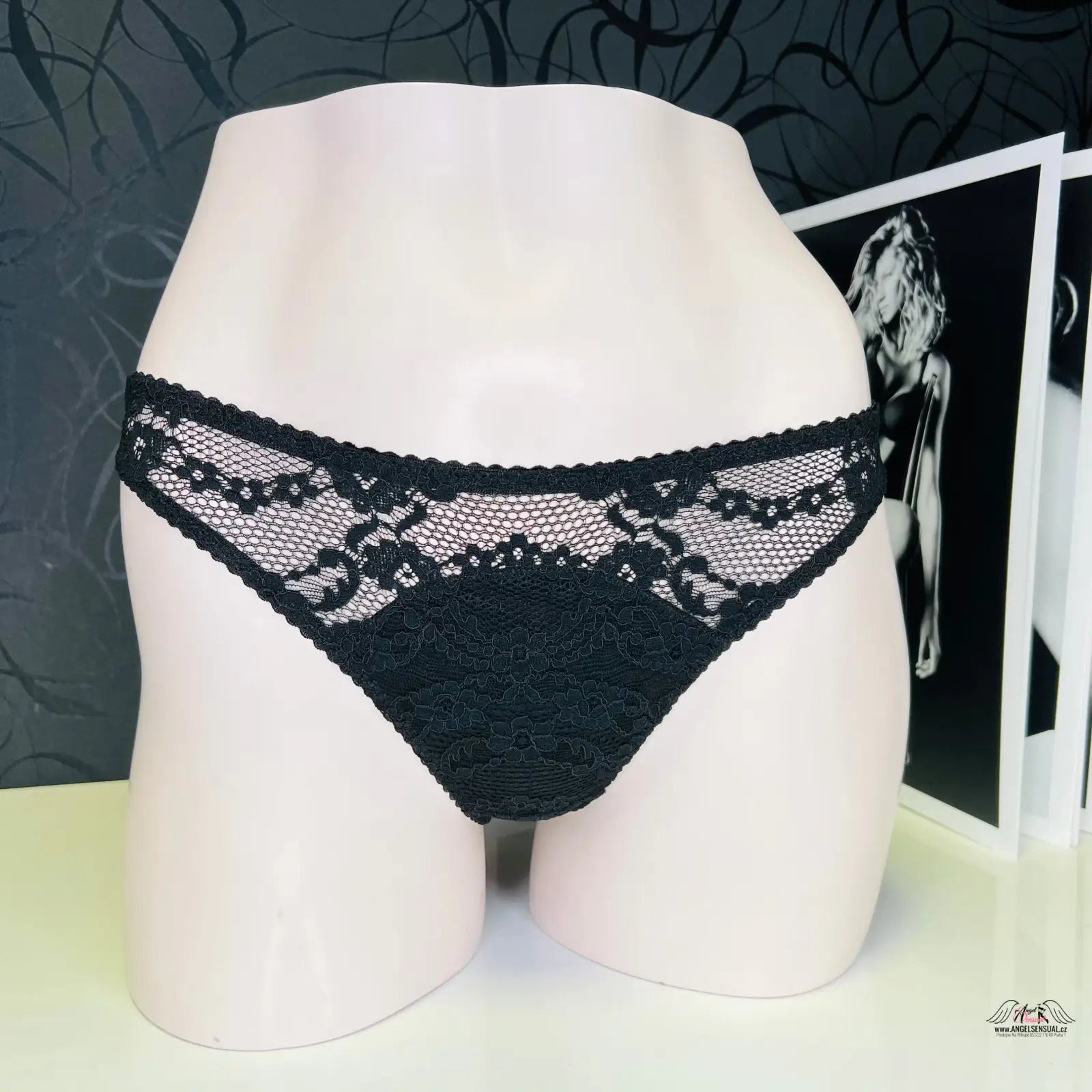 Černé krajkové kalhotky Sally od Agent Provocateur s zadní stranou