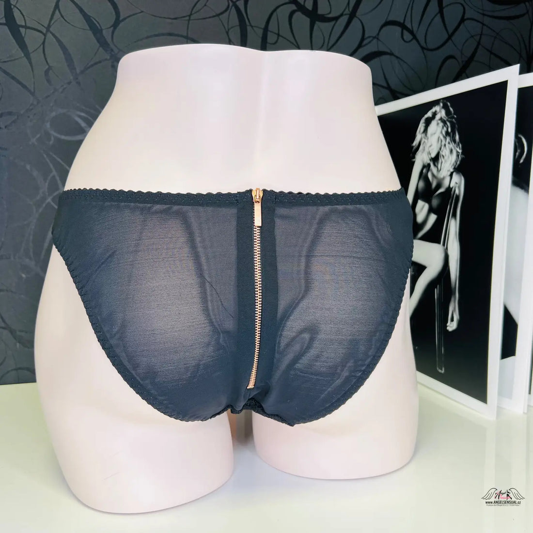 Černé síťované kalhotky Sally s rozparkem od Agent Provocateur ze zadní strany