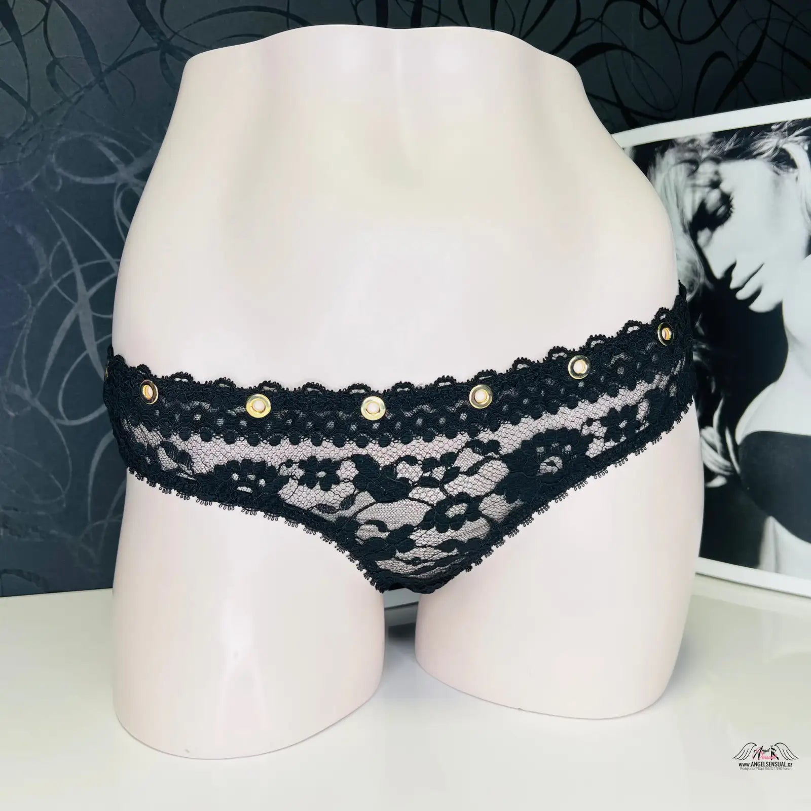 Agent Provocateur Kalhotky Stevie Black s krajkou a kovovými zlatými kroužky